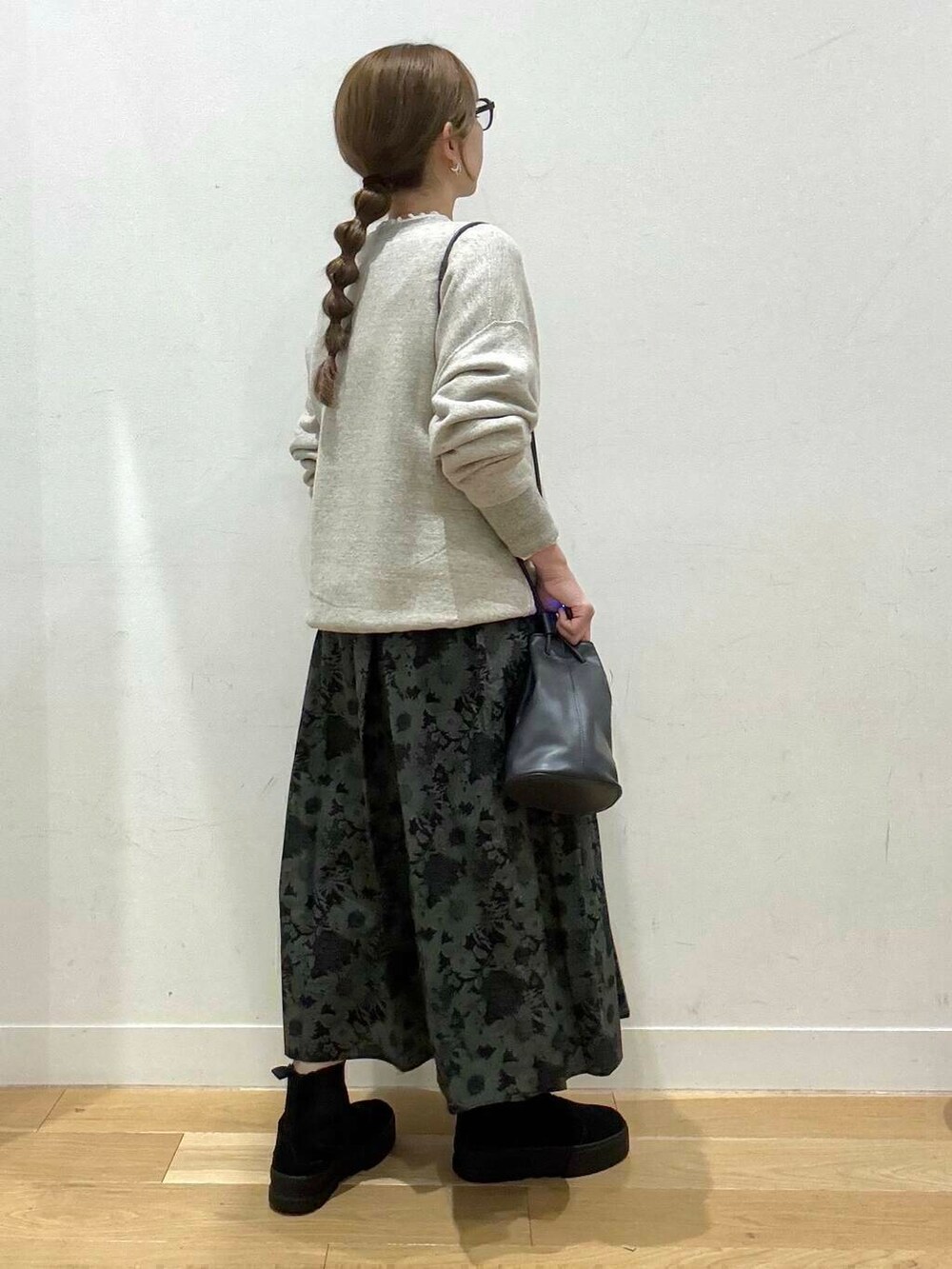 ブラック系のブーツ、ホワイト系のシャツ/ブラウス、グレー系のショルダーバッグを着用したレディースの冬コーディネートの3枚目の写真