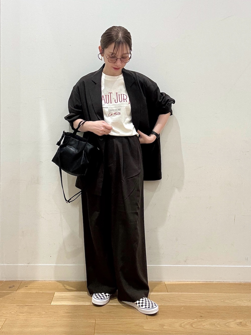 ブラウン系のその他アウター、ブラウン系のその他パンツ、ホワイト系のTシャツ/カットソーを着用したレディースの夏コーディネートの5枚目の写真