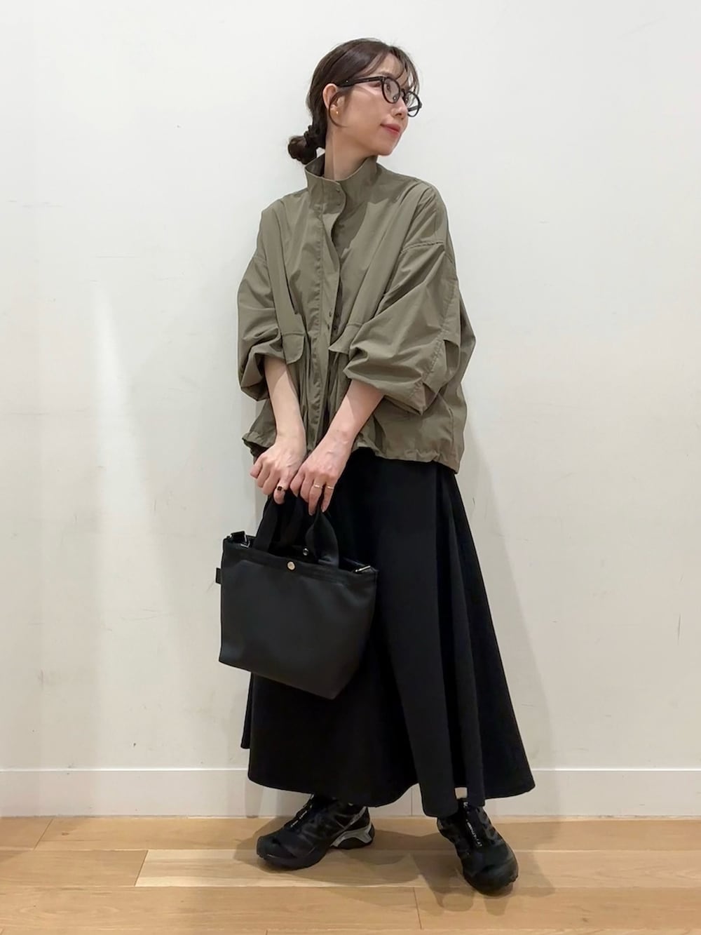 グリーン系のブルゾン、ブラック系のハンドバッグ、その他のTシャツ/カットソーを着用したレディースの春コーディネートの3枚目の写真