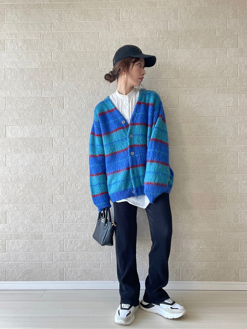 ブラック系のその他パンツ、ブラック系のトートバッグ、ホワイト系のスニーカーを着用したレディースの秋コーディネートの2枚目の写真