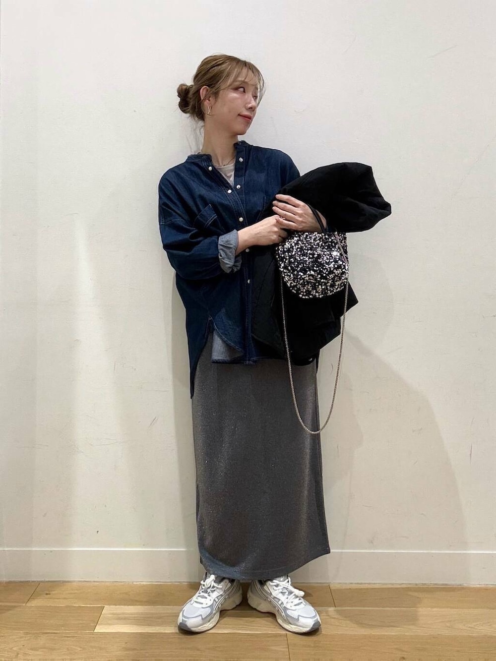 シルバー系のショルダーバッグ、グレー系のスカート、グレー系のTシャツ/カットソーを着用したレディースの冬コーディネートの8枚目の写真