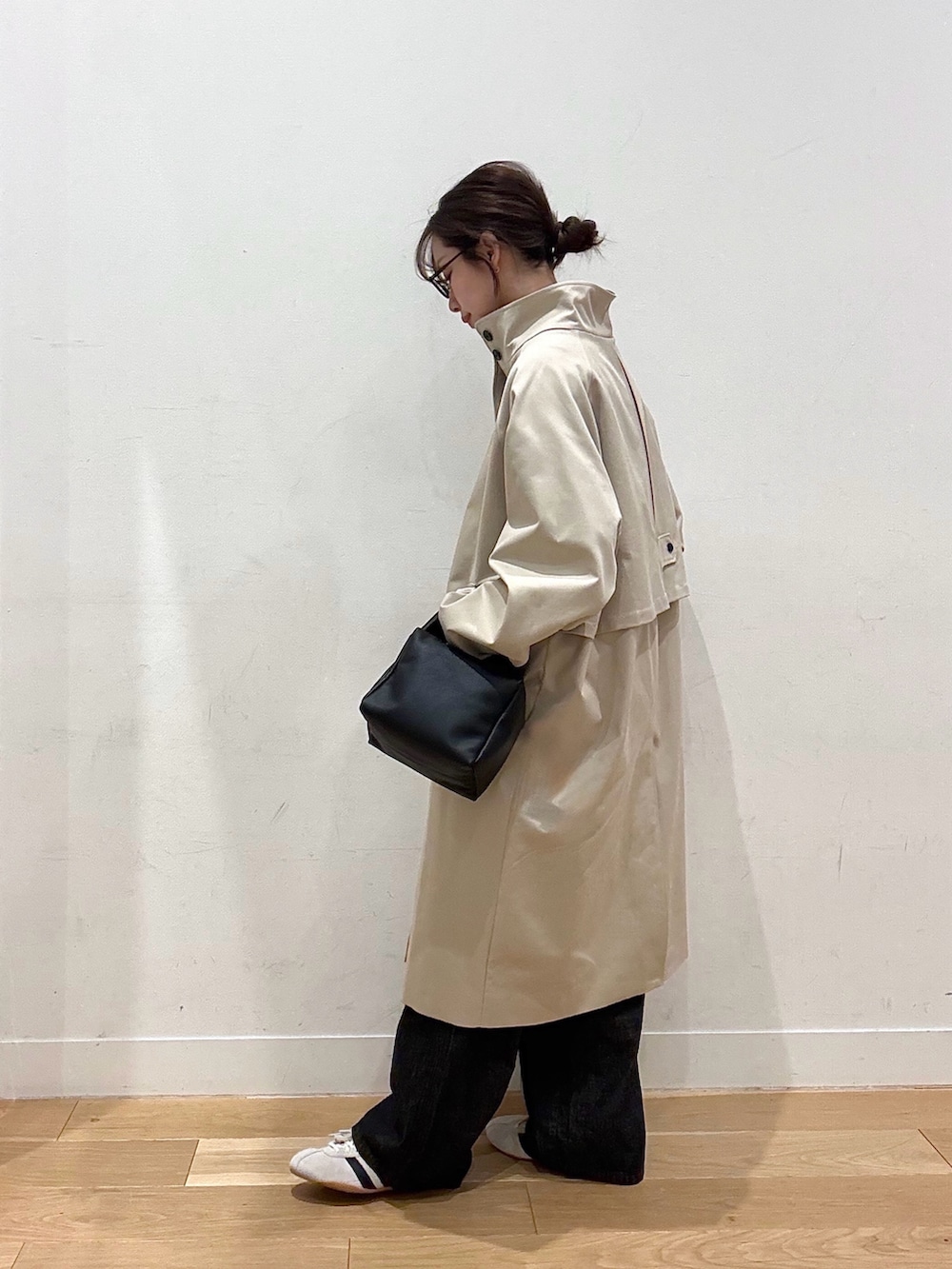 ブラウン系のシャツ/ブラウス、ブラック系のハンドバッグ、ベージュ系のその他アウターを着用したレディースの冬コーディネートの8枚目の写真