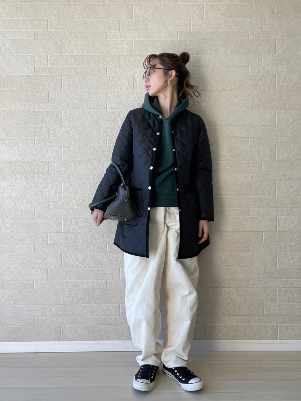 「パーカー、コンバース、ボストンバッグ、秋冬コーデ、きれいめカジュアル、PR、Traditional Weatherwear、トラッド、キルティングジャケット、コーデュロイ、コーデュロイパンツ、冬コーデ、新作」｜「Traditional WeatherwearのARKLEY MIDDLE（その他アウター、ブラック系）」を使った、えばみ。さん（レディース・160cm）の秋コーディネートの3枚目の写真