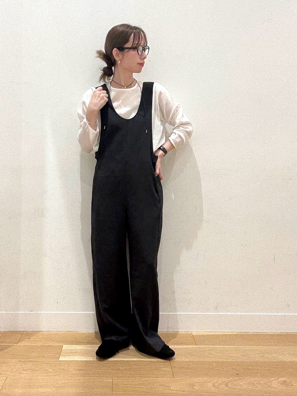 ブラウン系のカーディガン/ボレロ、ホワイト系のシャツ/ブラウス、ブラック系のワンピースを着用したレディースの秋コーディネートの5枚目の写真