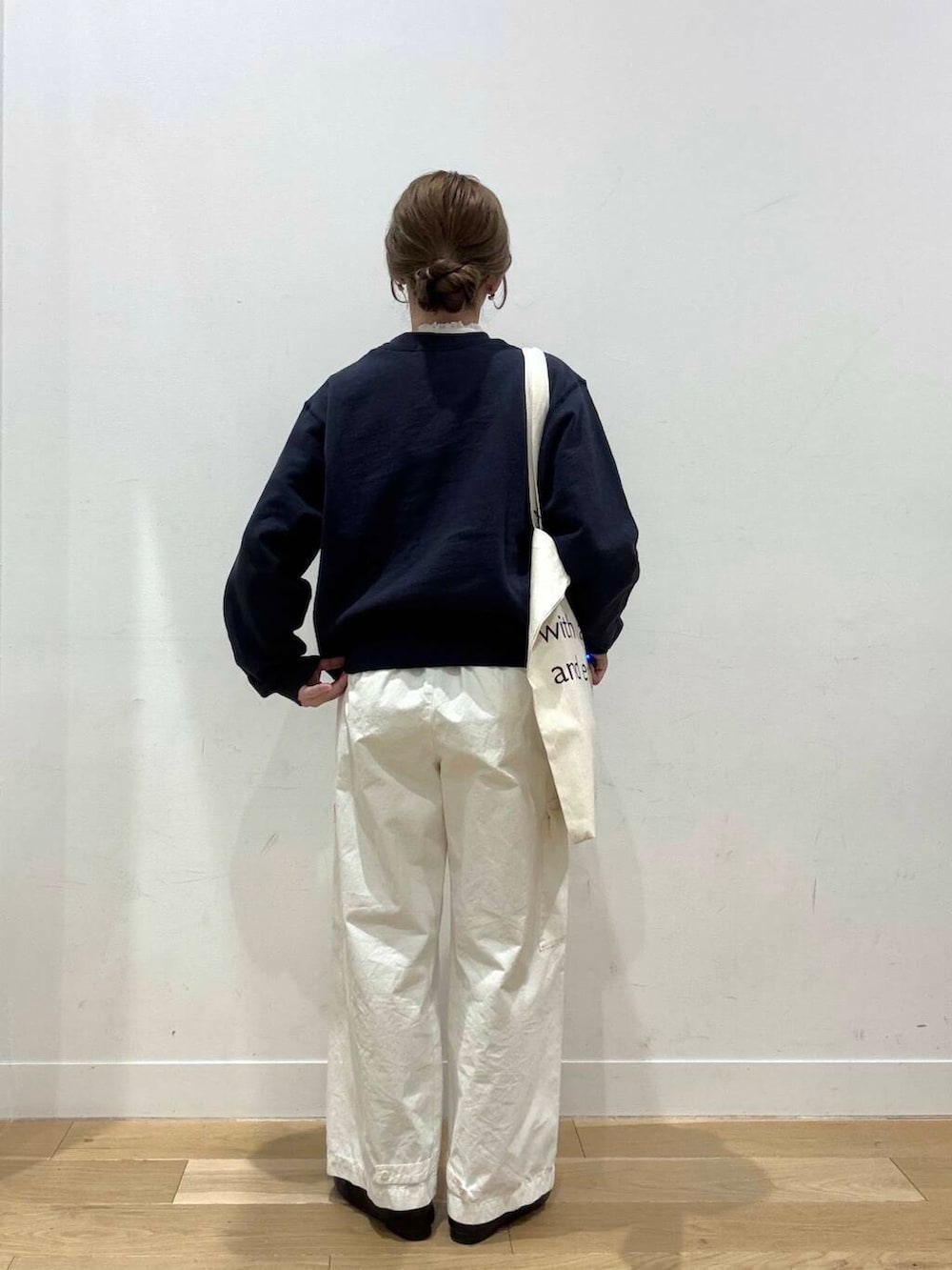 ホワイト系のシャツ/ブラウス、ホワイト系のその他パンツ、ブラック系のローファーを着用したレディースの冬コーディネートの3枚目の写真