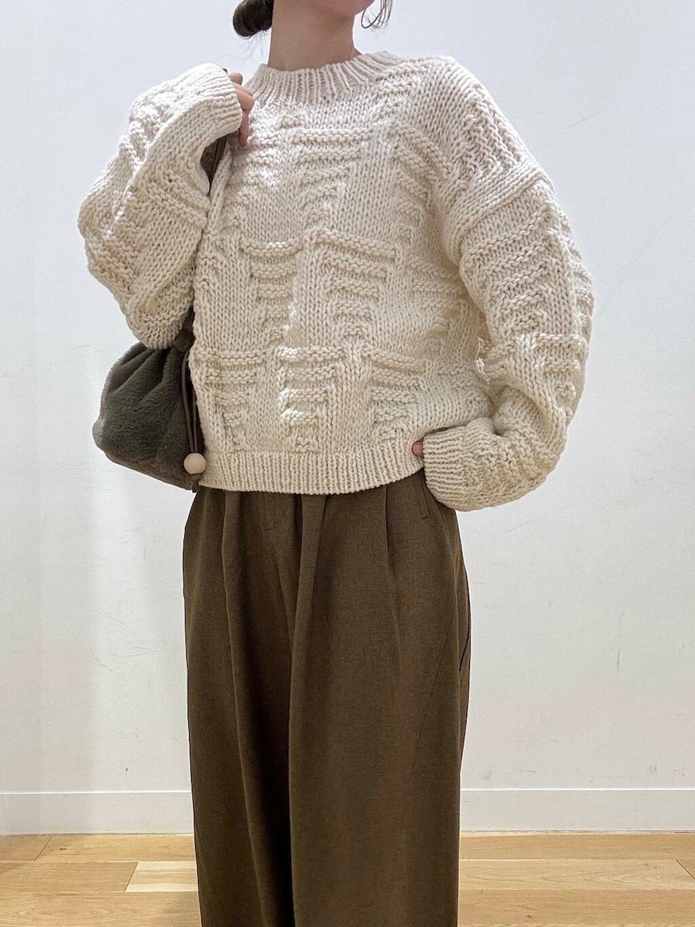 ブラウン系のタンクトップ、ホワイト系のニット/セーター、ブラウン系のブーツを着用したレディースの秋コーディネートの5枚目の写真