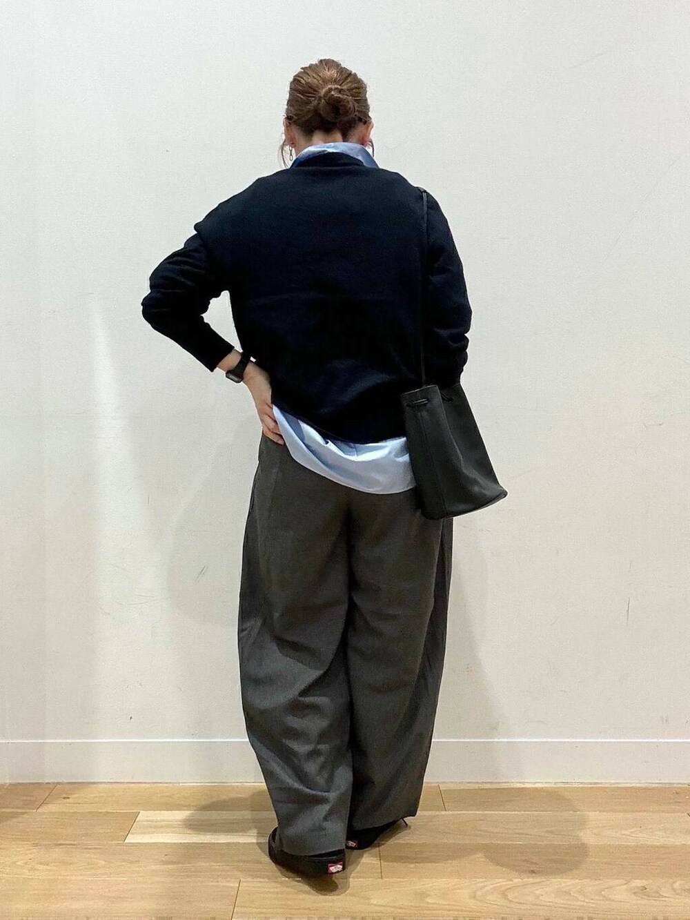 ブラック系のショルダーバッグ、ブルー系のシャツ/ブラウス、グレー系のその他パンツを着用したレディースの秋コーディネートの3枚目の写真