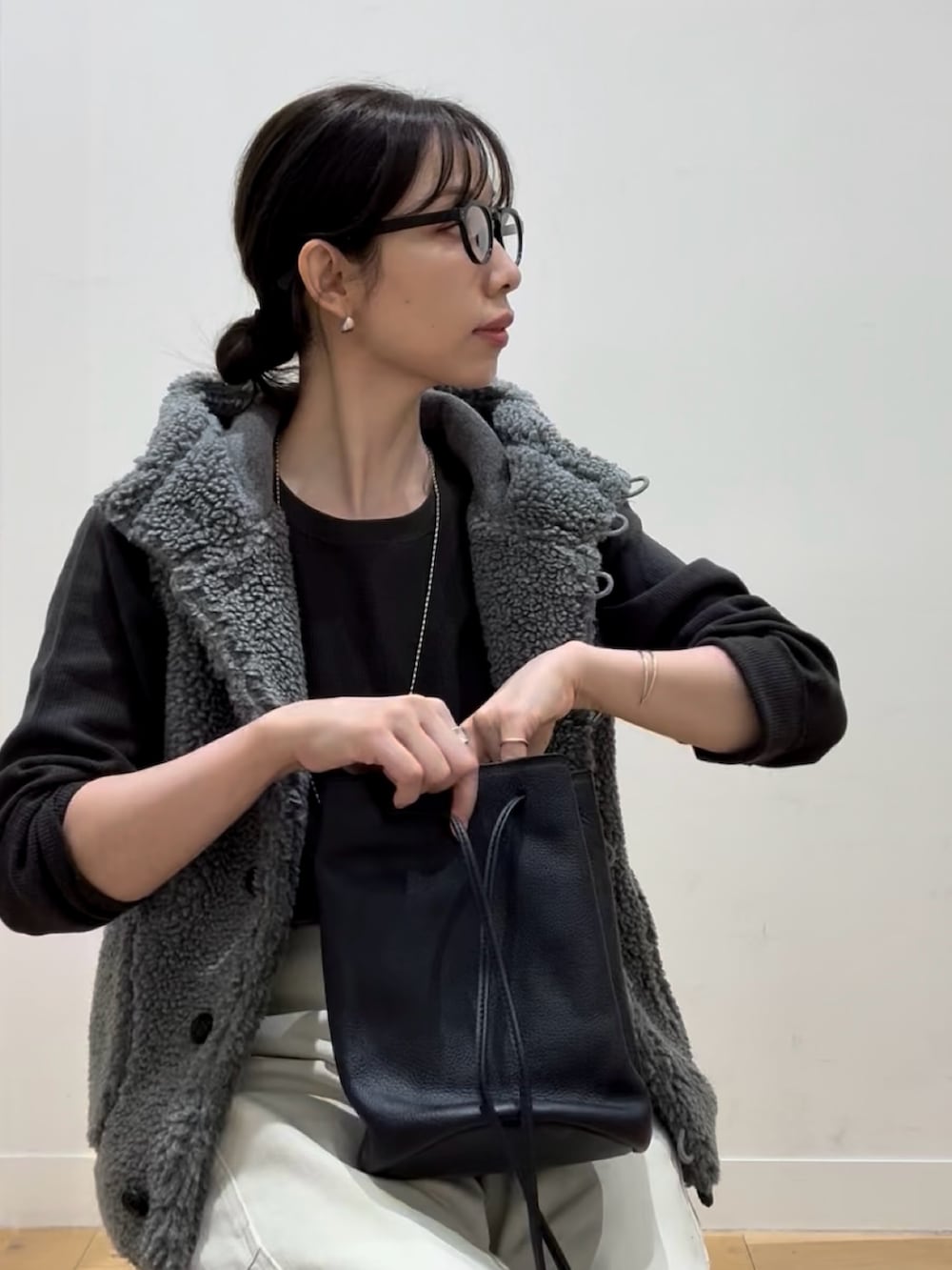 ホワイト系のその他パンツ、グレー系のベスト、ブラック系のショルダーバッグを着用したレディースの秋コーディネートの5枚目の写真