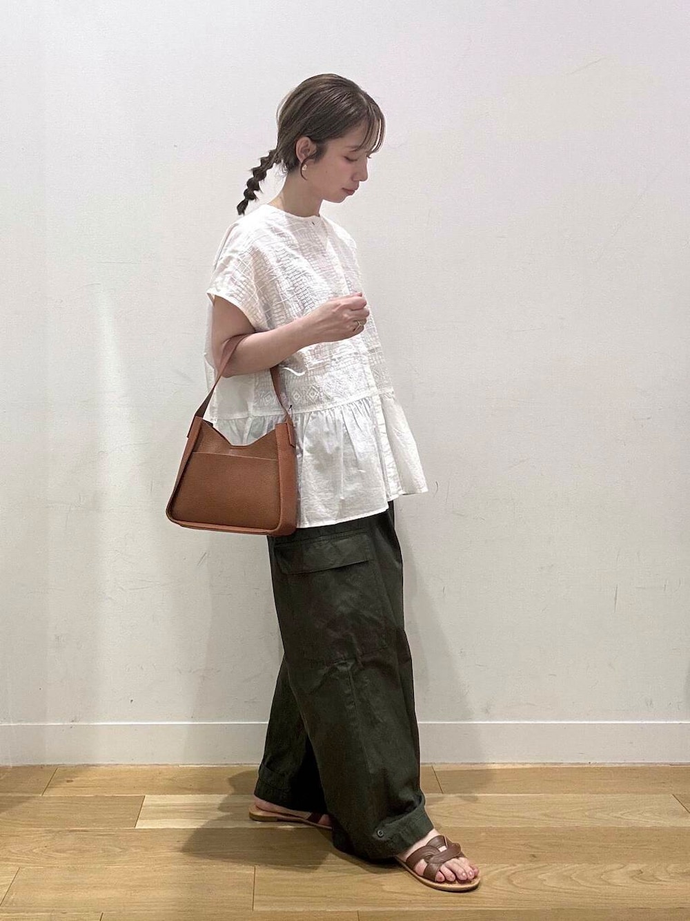 ブラウン系のサンダル、ホワイト系のシャツ/ブラウス、グリーン系のその他パンツを着用したレディースの夏コーディネートの5枚目の写真