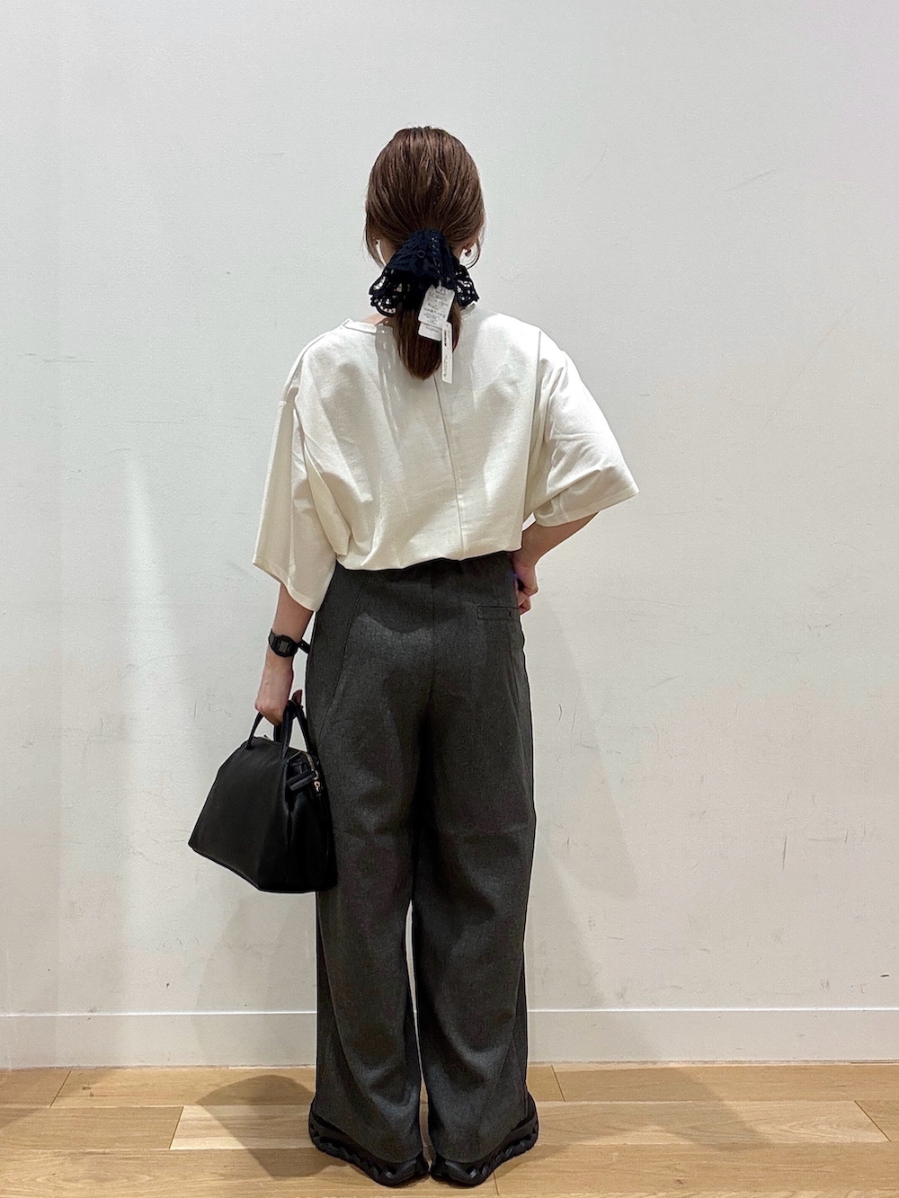 ホワイト系のTシャツ/カットソー、グレー系のその他パンツ、ブラック系のヘアゴムを着用したレディースの秋コーディネートの3枚目の写真