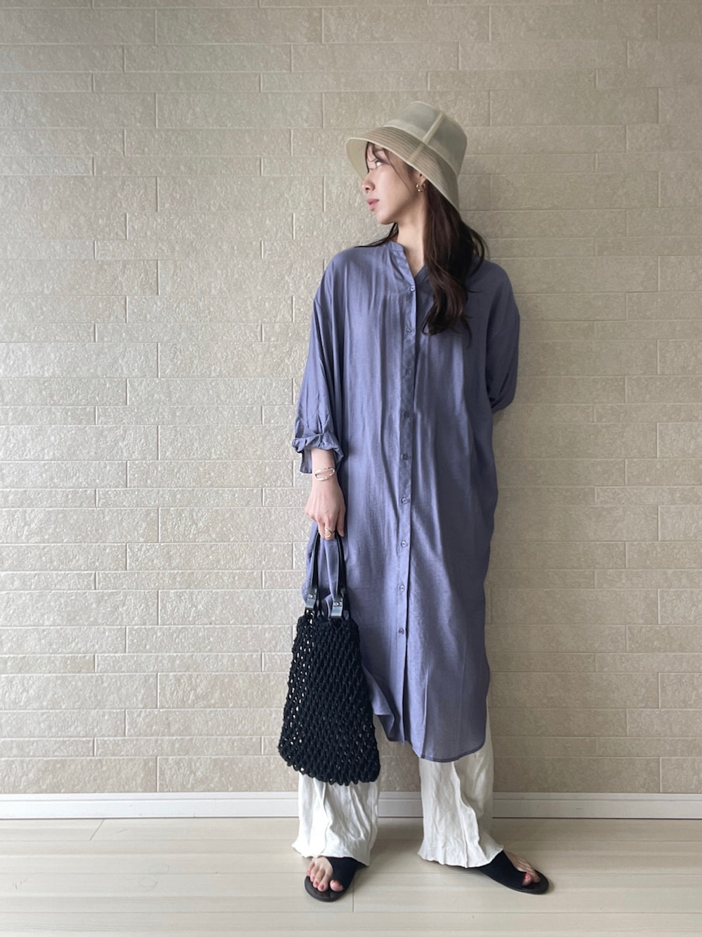 パープル系のシャツワンピース、ブラック系のトートバッグ、ベージュ系のその他パンツを着用したレディースの春コーディネートの4枚目の写真