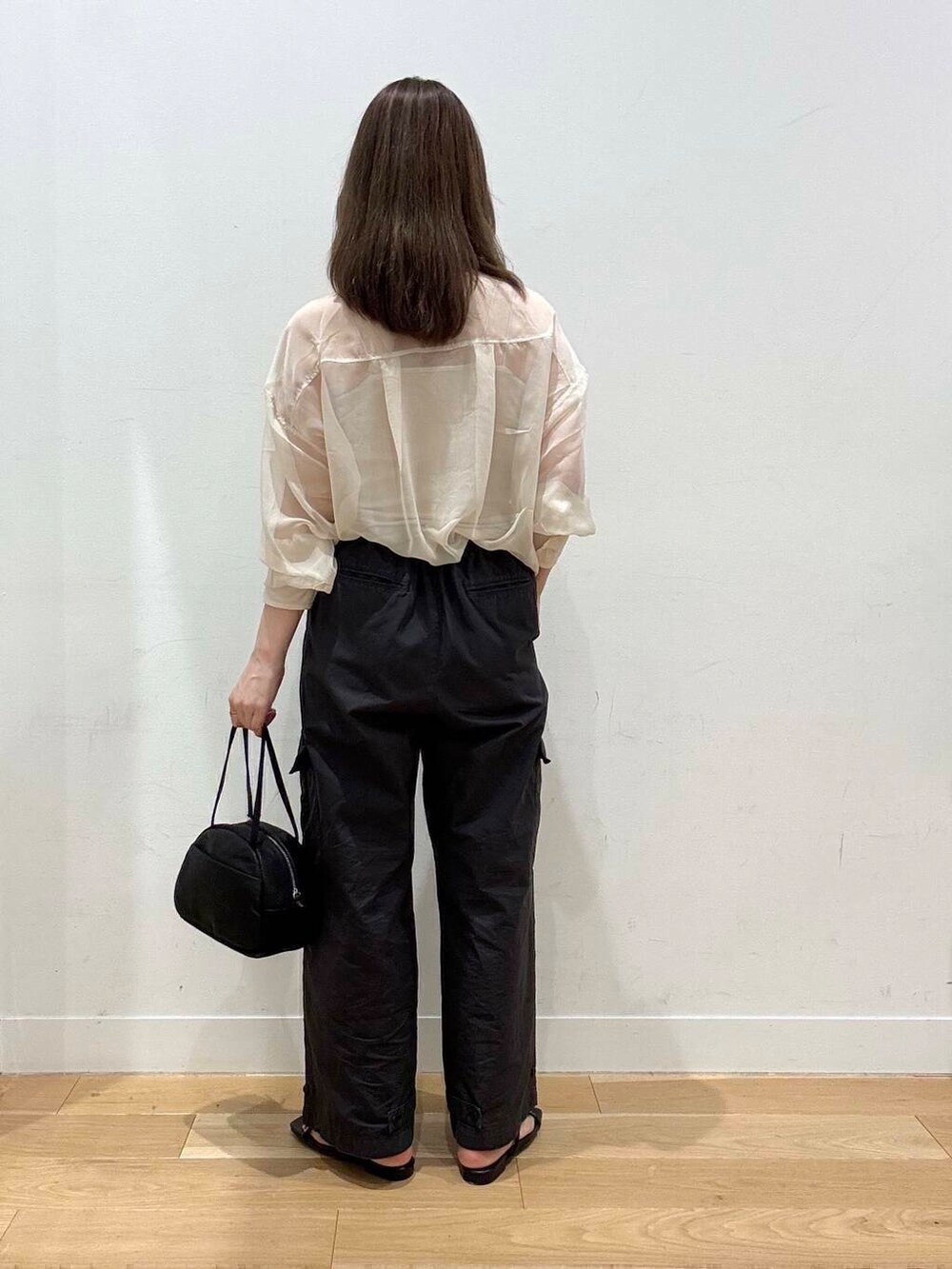 ベージュ系のキャミソール、ホワイト系のシャツ/ブラウス、ブラック系のその他パンツを着用したレディースの夏コーディネートの3枚目の写真