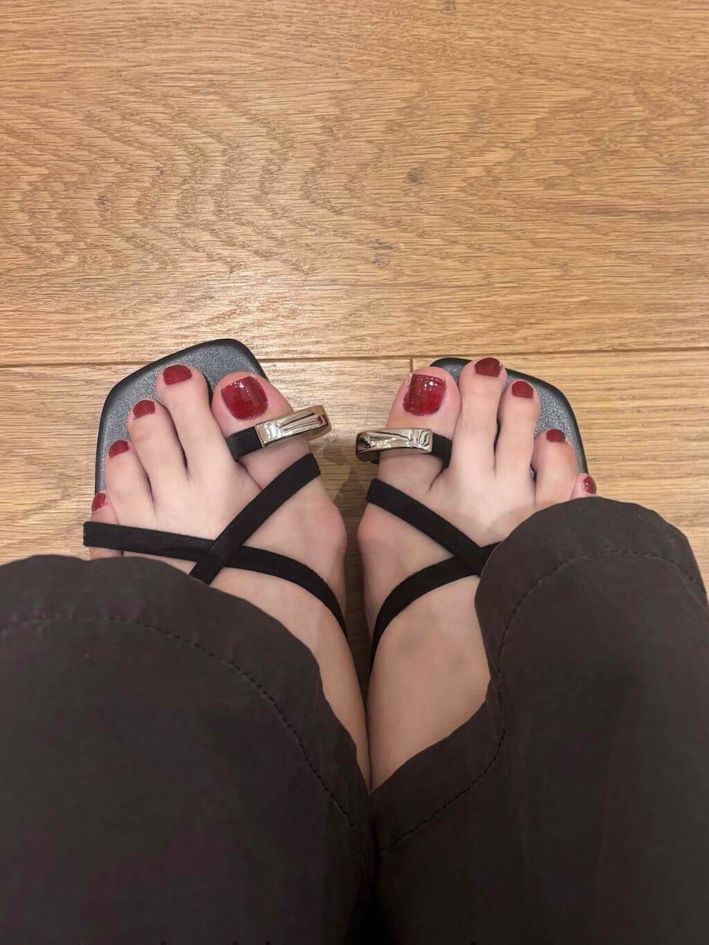 ベージュ系のキャミソール、ホワイト系のシャツ/ブラウス、ブラック系のその他パンツを着用したレディースの夏コーディネートの5枚目の写真