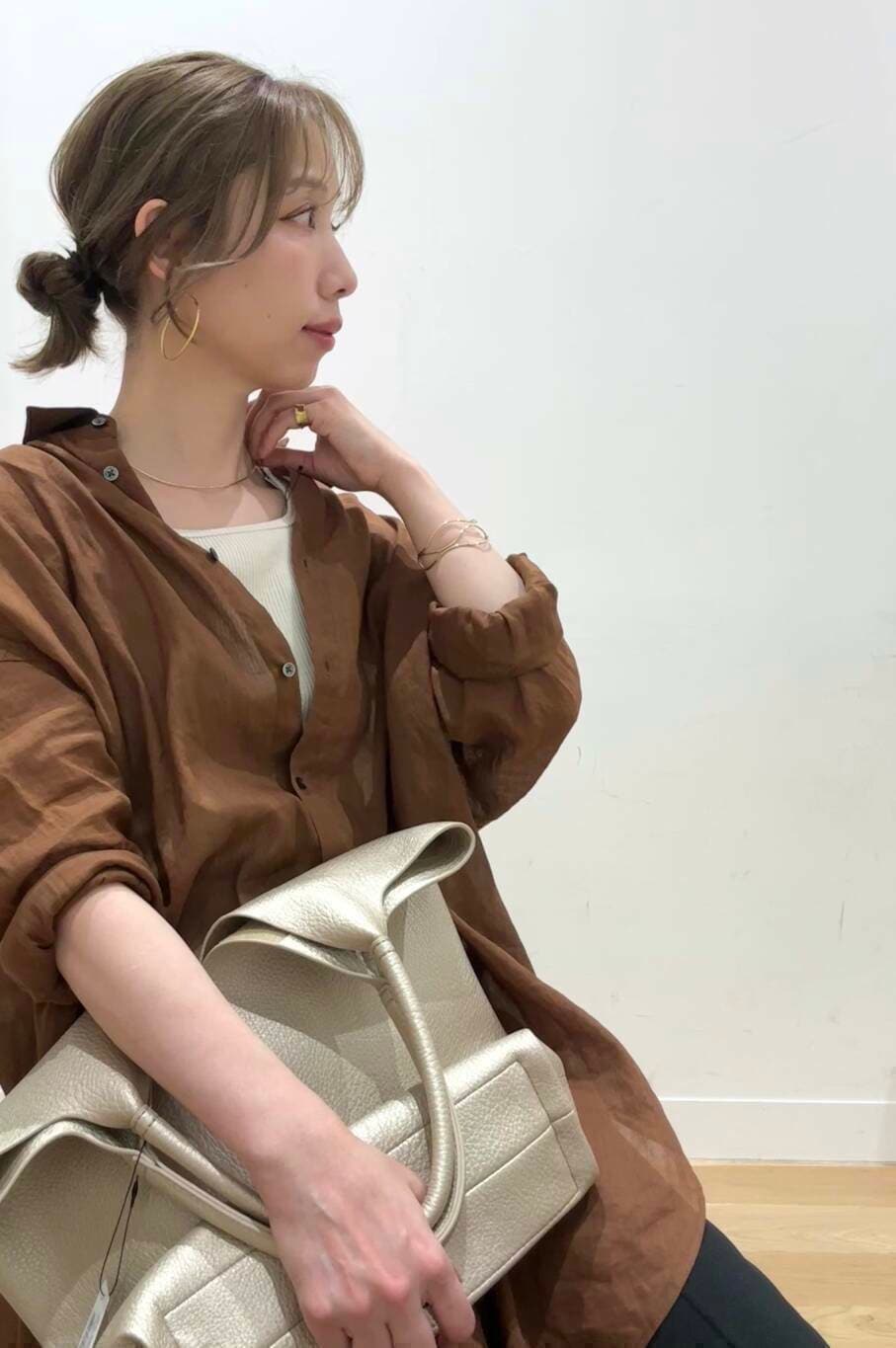「スラックス、トートバッグ、オフィスコーデ、doors、シアートップス、骨格ナチュラル、ナチュラル×イエベ春、即戦力シャツコーデ、過ごしやすい、トレンドシャツ」｜「URBAN RESEARCH DOORSのVカットパンプス（パンプス、ブラック系）」を使った、えばみ。さん（レディース・160cm）の春コーディネートの7枚目の写真
