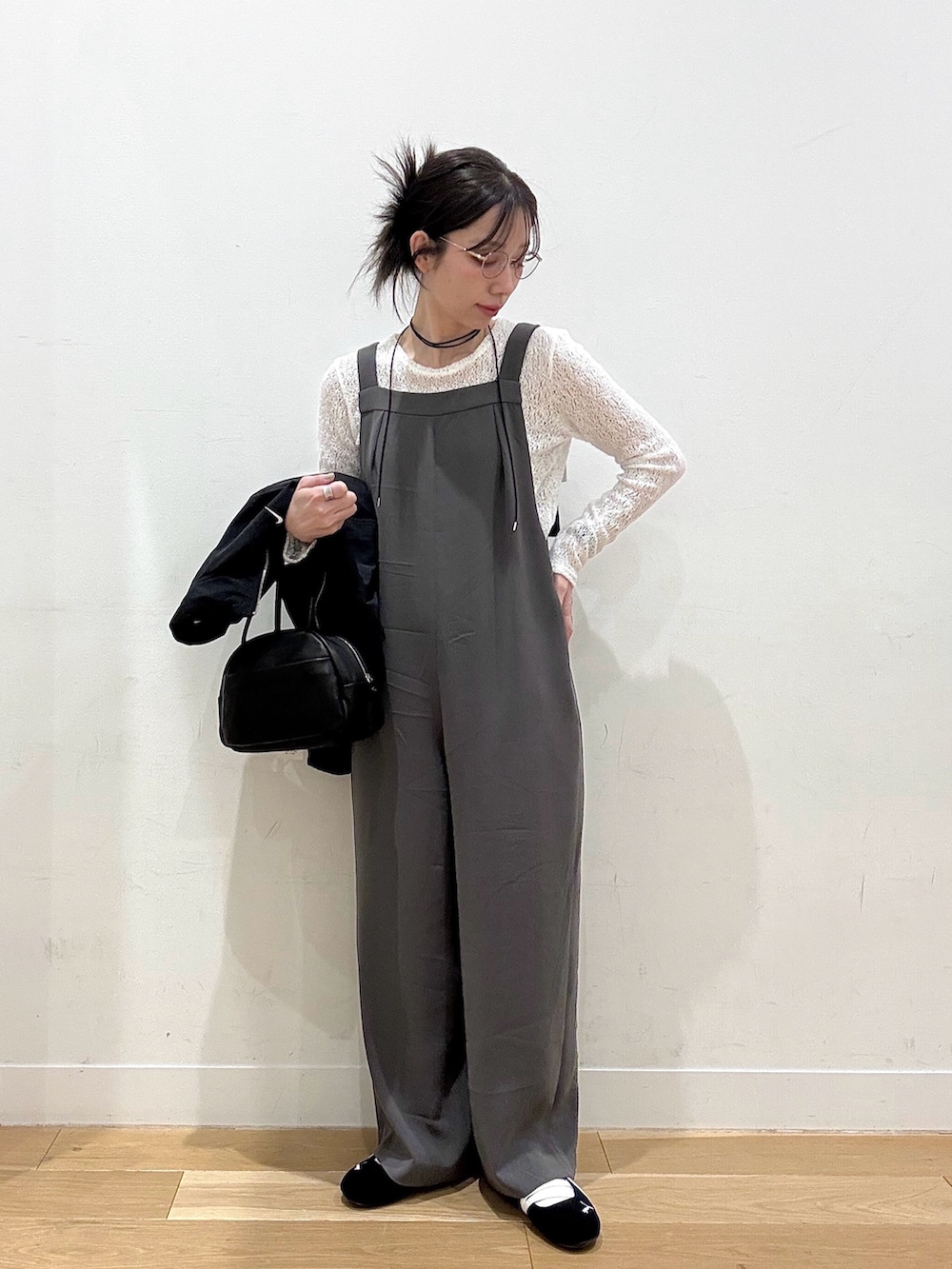 ブラック系のブルゾン、ブラック系のボストンバッグ、グレー系のサロペット/オーバーオールを着用したレディースの春コーディネートの3枚目の写真