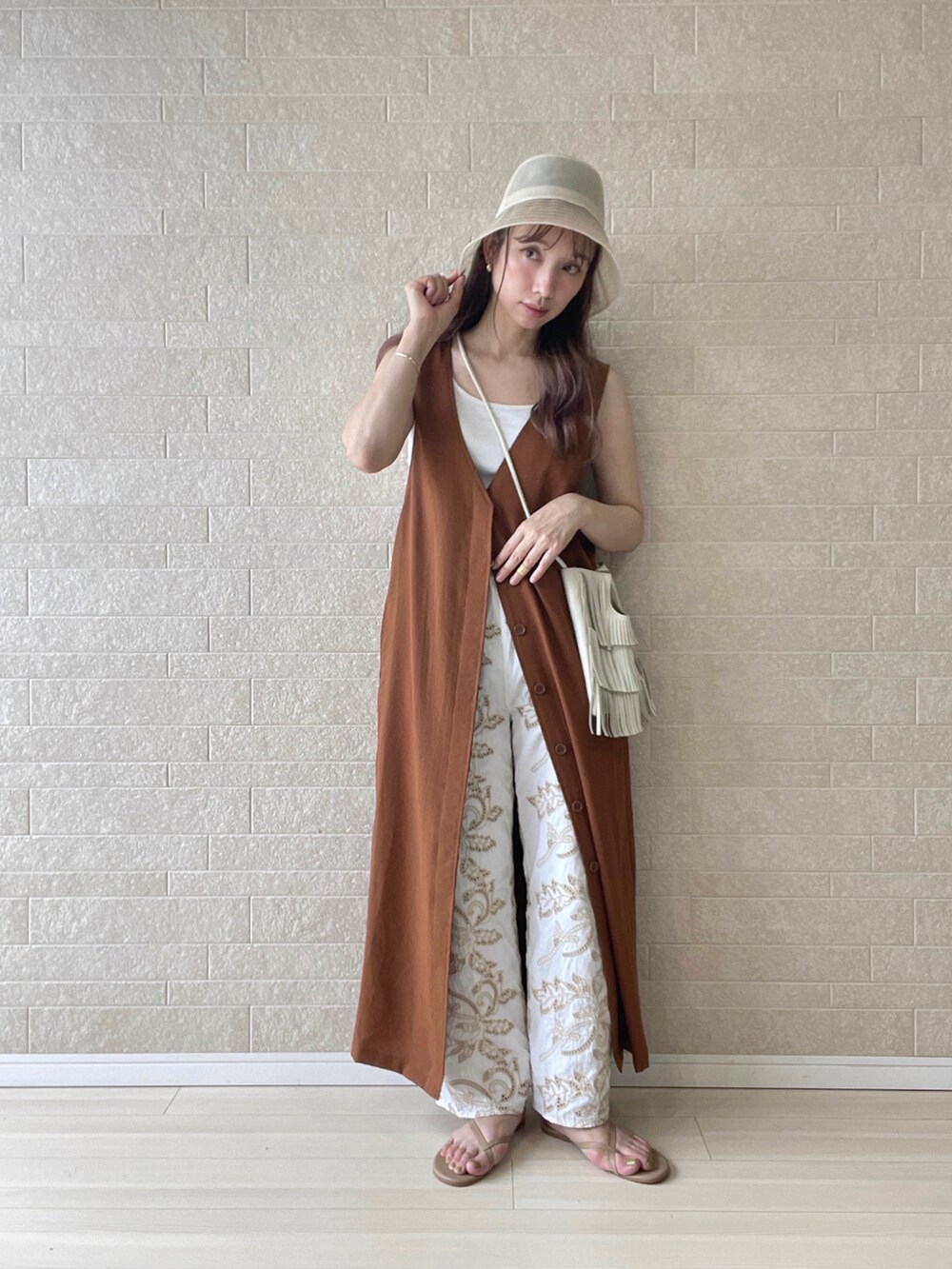 ブラウン系のワンピース、ホワイト系のその他パンツ、ブラウン系のサンダルを着用したレディースの夏コーディネートの3枚目の写真