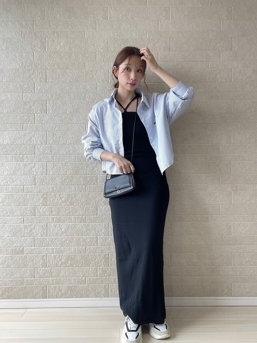 ブルー系のシャツ/ブラウス、ホワイト系のスニーカー、ブラック系のワンピースを着用したレディースの夏コーディネートの4枚目の写真