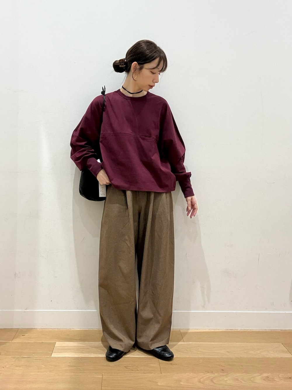 ベージュ系のダウンベスト、レッド系のTシャツ/カットソー、ブラック系のローファーを着用したレディースの秋コーディネートの5枚目の写真