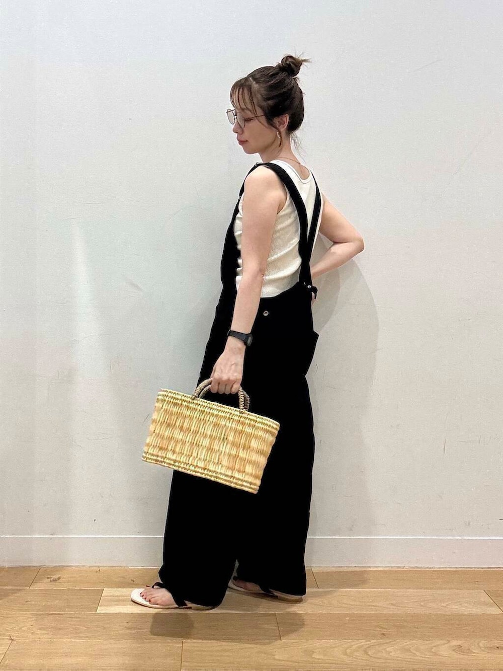 ブラック系のサンダル、ホワイト系のタンクトップ、グリーン系のシャツ/ブラウスを着用したレディースの夏コーディネートの5枚目の写真