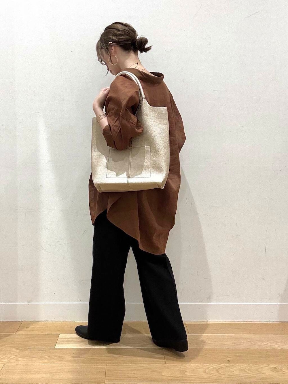 「スラックス、トートバッグ、オフィスコーデ、doors、シアートップス、骨格ナチュラル、ナチュラル×イエベ春、即戦力シャツコーデ、過ごしやすい、トレンドシャツ」｜「URBAN RESEARCH DOORSのVカットパンプス（パンプス、ブラック系）」を使った、えばみ。さん（レディース・160cm）の春コーディネートの6枚目の写真