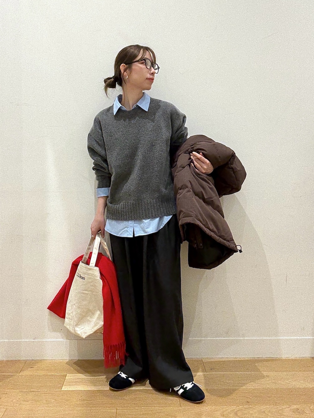 ブルー系のシャツ/ブラウス、グレー系のニット/セーター、ブラウン系のその他アウターを着用したレディースの冬コーディネートの3枚目の写真