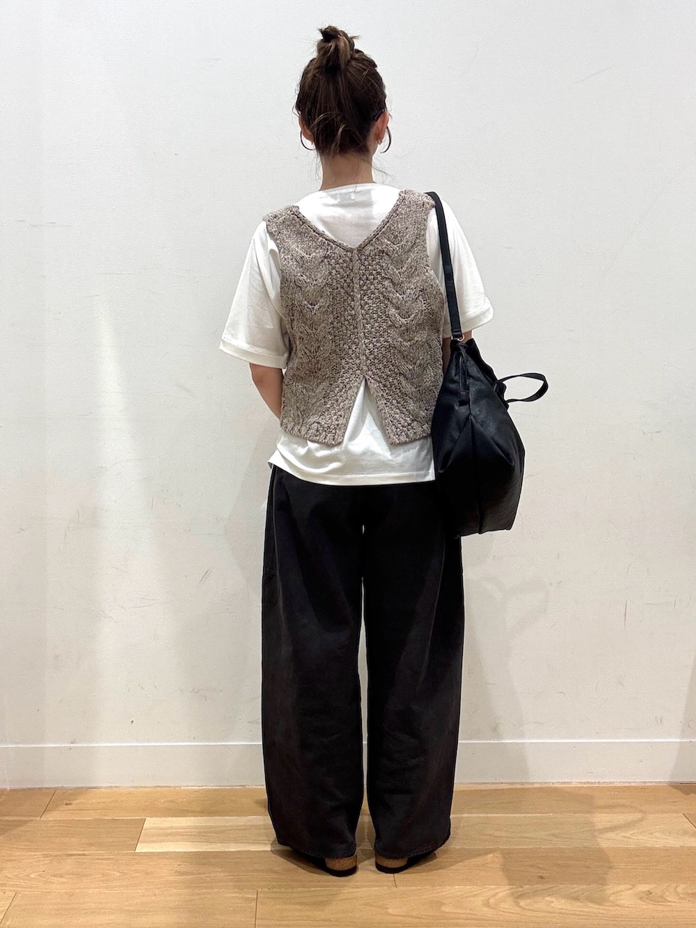 ホワイト系のTシャツ/カットソー、ベージュ系のニット/セーター、ブラック系のサンダルを着用したレディースの夏コーディネートの4枚目の写真