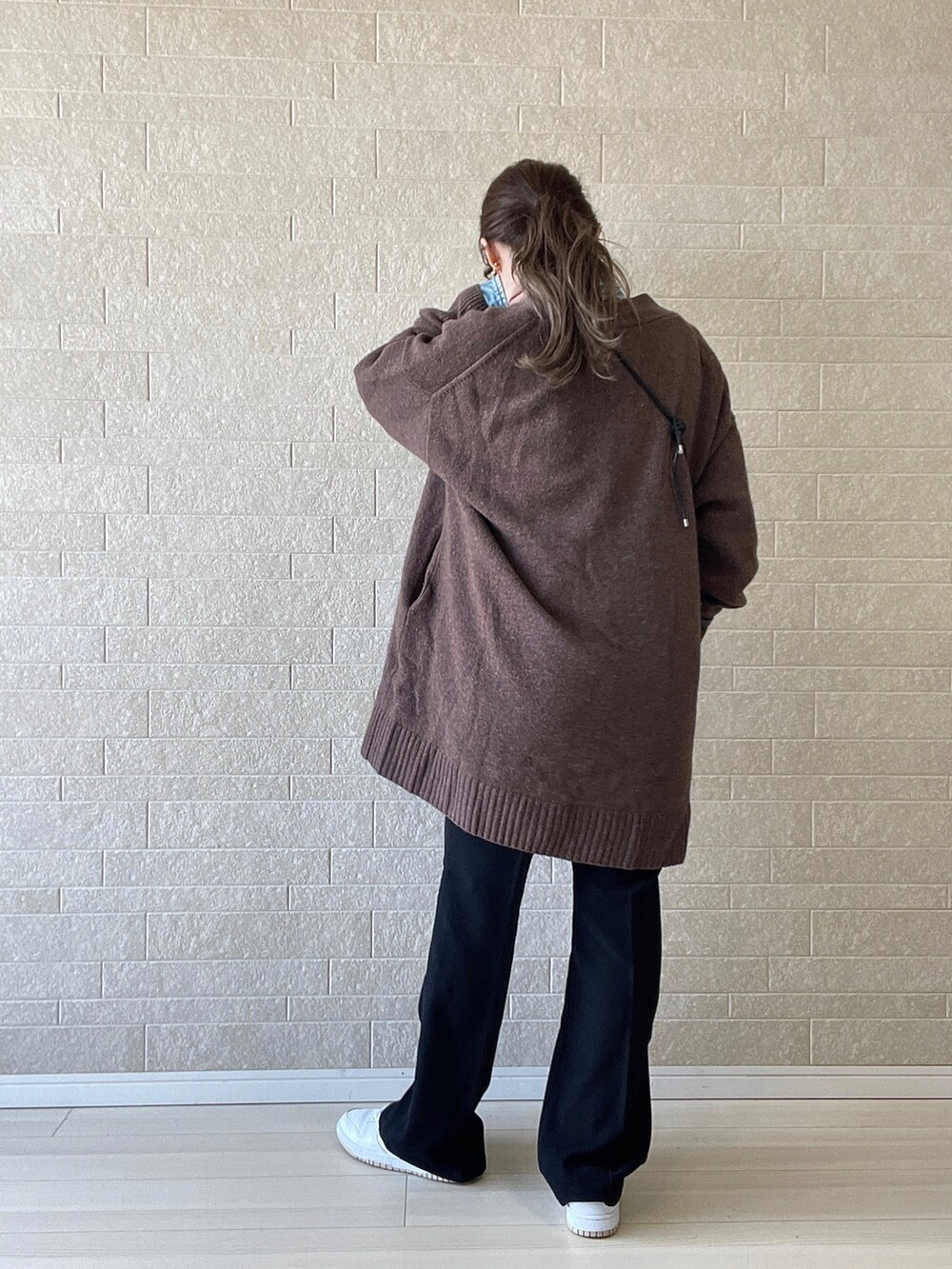 ブラック系のその他パンツ、ブルー系のシャツ/ブラウス、ホワイト系のスニーカーを着用したレディースの秋コーディネートの4枚目の写真