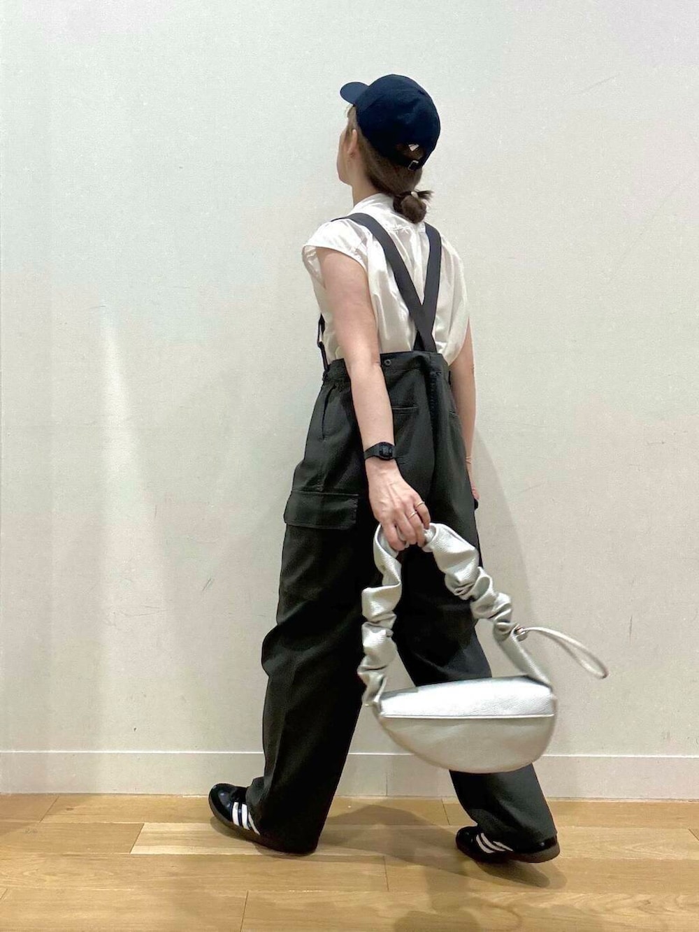 ホワイト系のシャツ/ブラウス、グレー系のカーゴパンツ、ブラック系のスニーカーを着用したレディースの夏コーディネートの4枚目の写真