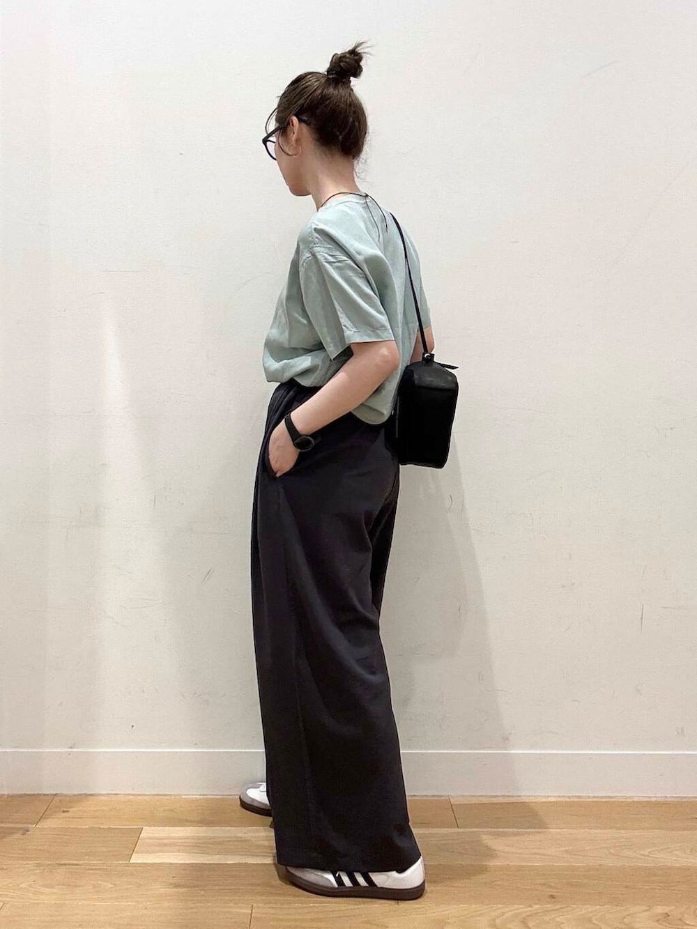 「ワイドパンツ、スラックス、Tシャツ、スニーカーコーデ、タックパンツ、doors、メガネ女子、骨格ナチュラル、大人スニーカー、ナチュラル×イエベ春、スタッフのこれ買いました」｜「adidasのadidas　SAMBA OG（スニーカー、ホワイト系）」を使った、えばみ。さん（レディース・160cm）の春コーディネートの5枚目の写真