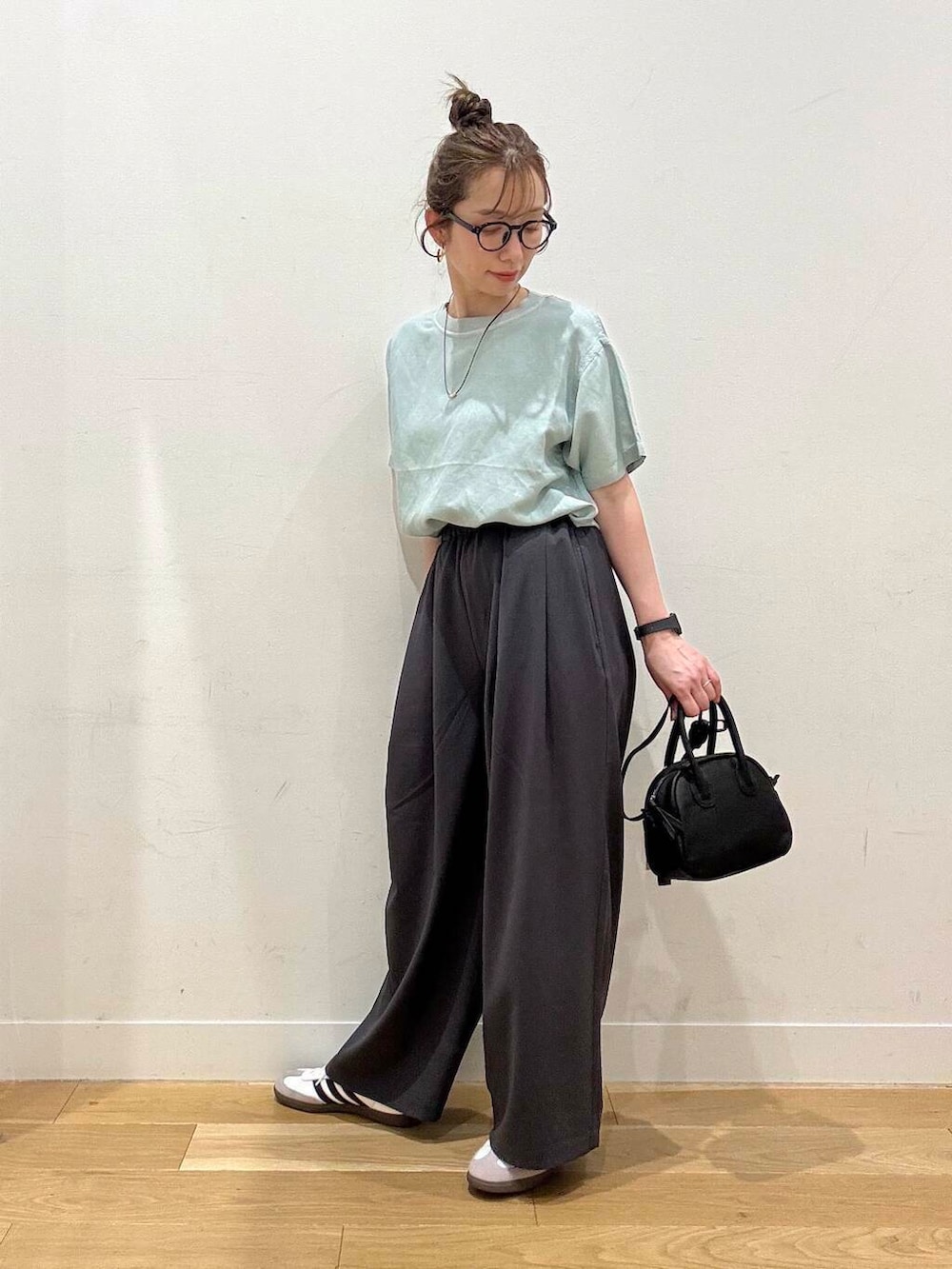 「ワイドパンツ、スラックス、Tシャツ、スニーカーコーデ、タックパンツ、doors、メガネ女子、骨格ナチュラル、大人スニーカー、ナチュラル×イエベ春、スタッフのこれ買いました」｜「adidasのadidas　SAMBA OG（スニーカー、ホワイト系）」を使った、えばみ。さん（レディース・160cm）の春コーディネートの2枚目の写真