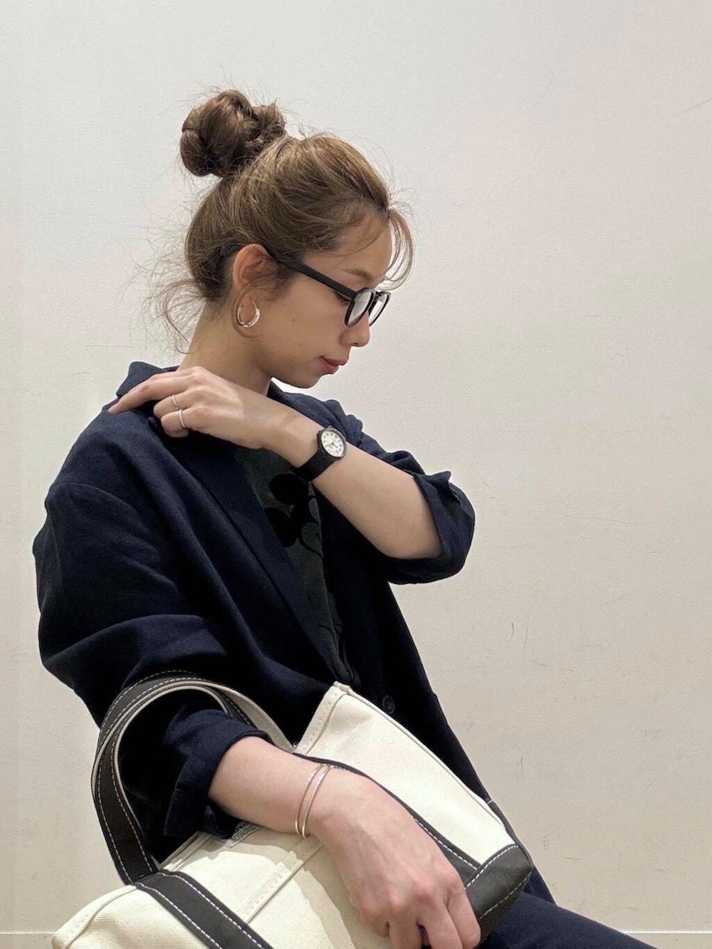 「ワントーンコーデ、セットアップ、イージーパンツ、きれいめカジュアル、doors、プリントt、メガネ女子、骨格ナチュラル、ナチュラル×イエベ春、スタッフのこれ買いました、春のジャケットスタイル、ジャケット、春コーデ、スポーツミックス」|「SMELLYのSMELLY so’ narrow line bangle(バングル/リストバンド、シルバー系)」を使った、えばみ。さん(レディース・160cm)の春コーディネートの5枚目の写真