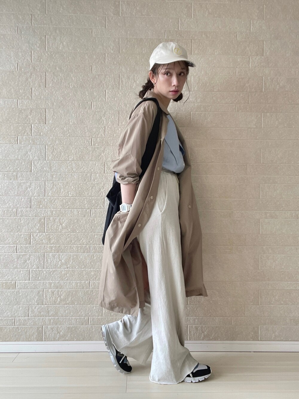 ベージュ系のその他パンツ、ブラック系のショルダーバッグ、ブルー系のシャツ/ブラウスを着用したレディースの春コーディネートの3枚目の写真