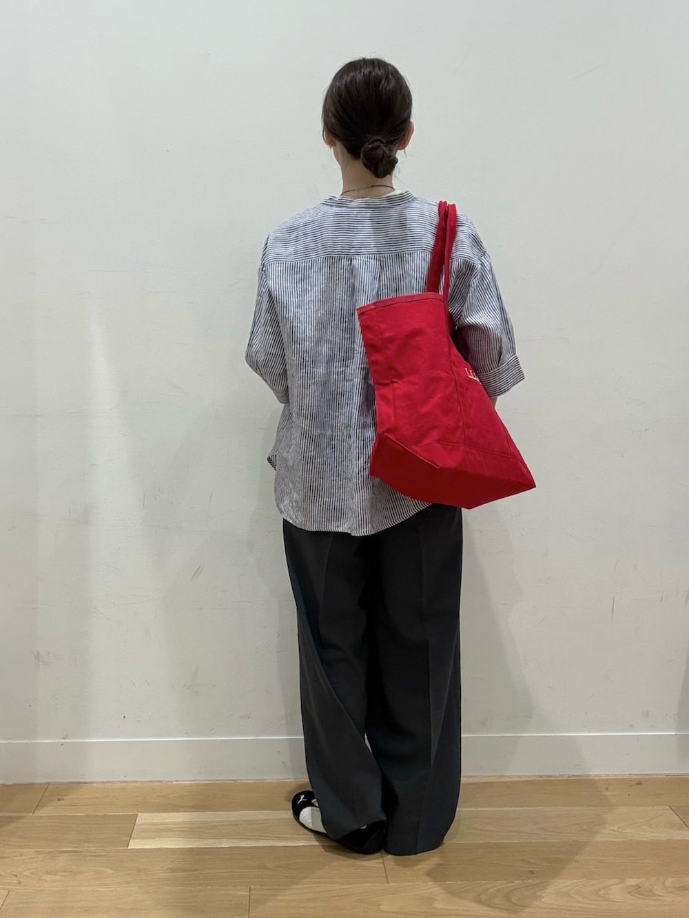 ブルー系のシャツ/ブラウス、レッド系のトートバッグ、その他のTシャツ/カットソーを着用したレディースの春コーディネートの3枚目の写真