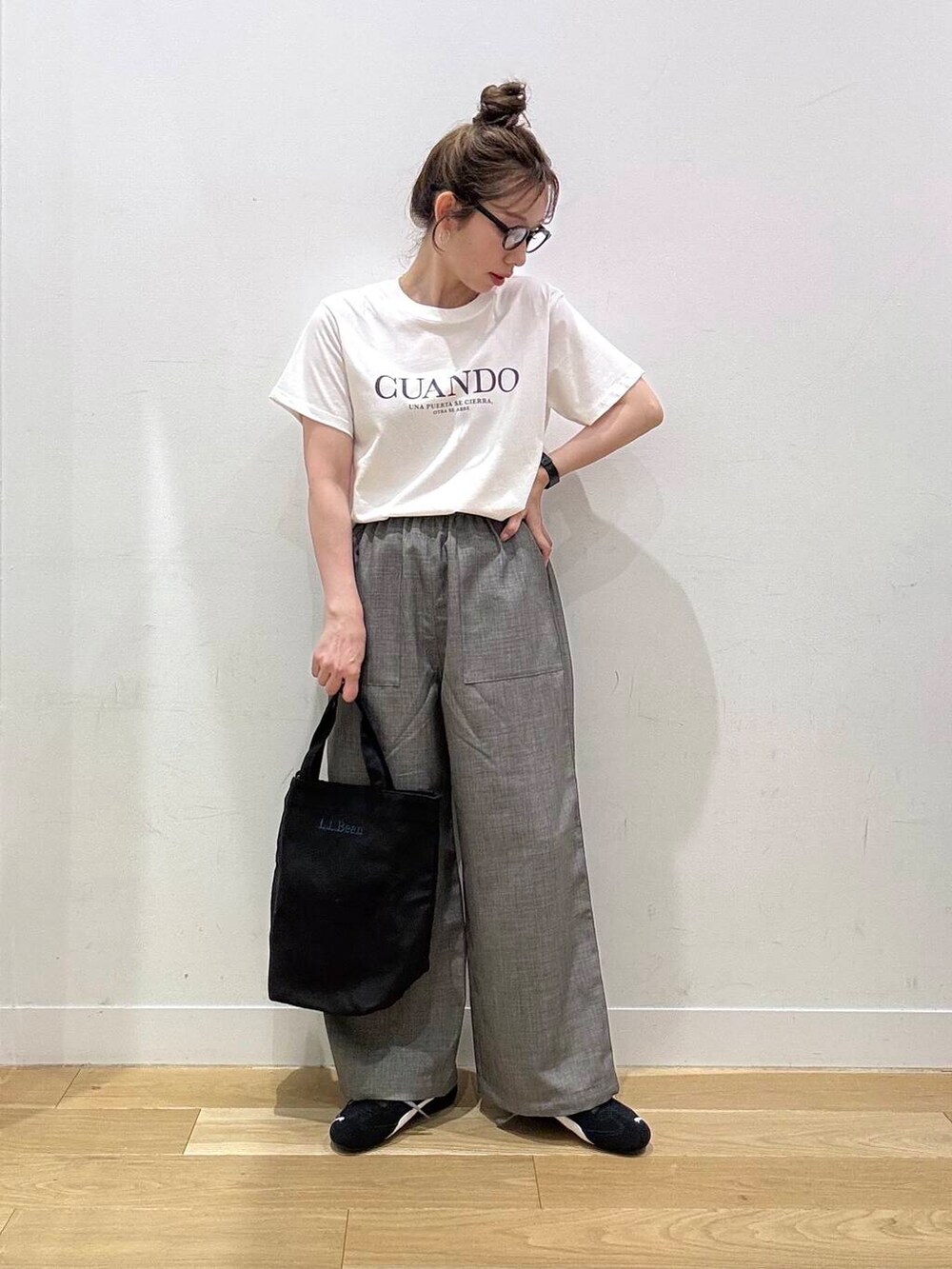 ブラウン系のその他パンツ、ブラック系のスニーカー、ホワイト系のTシャツ/カットソーを着用したレディースの夏コーディネートの5枚目の写真