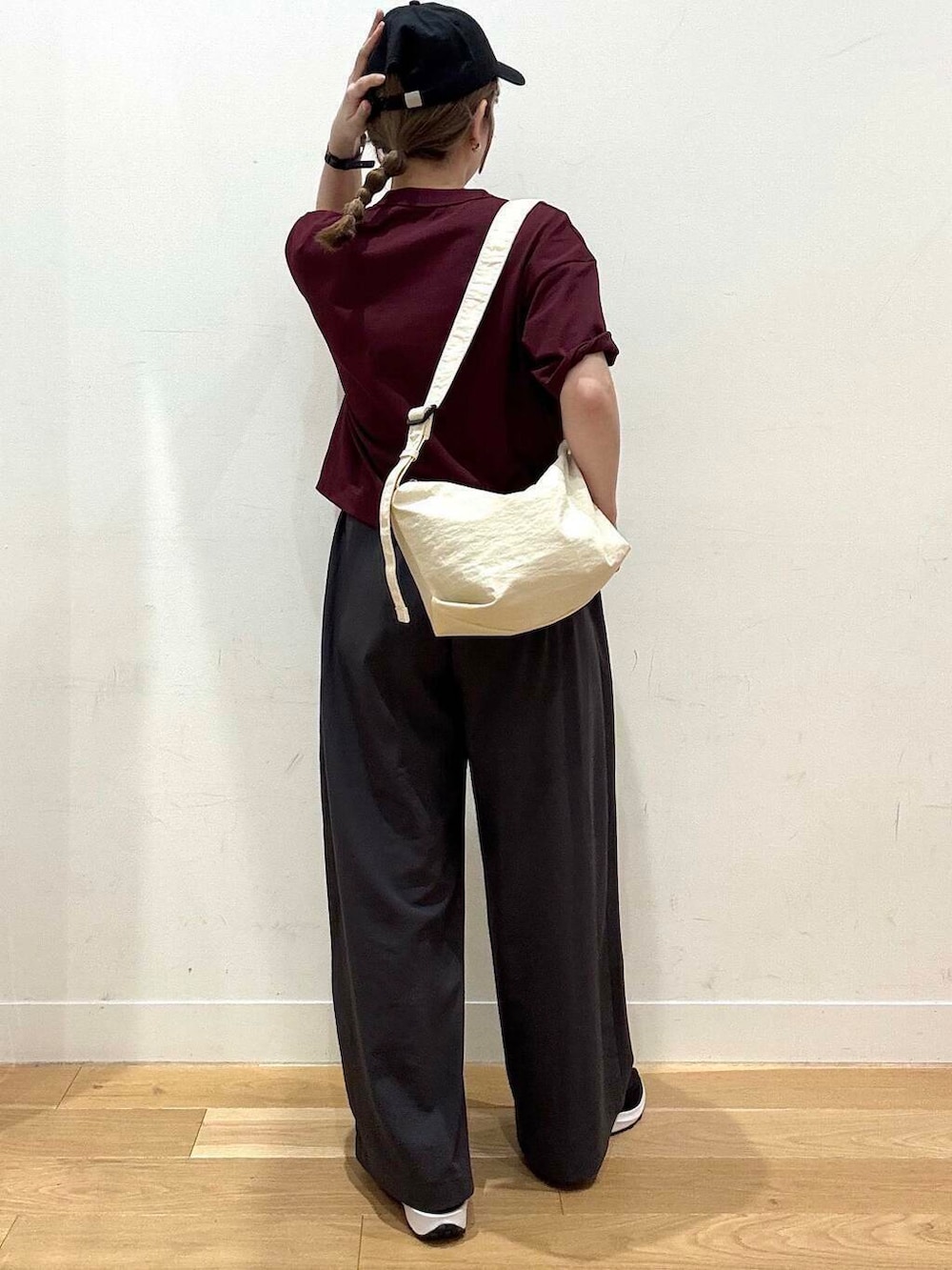 ホワイト系のショルダーバッグ、ブラック系のスニーカー、グレー系のその他パンツを着用したレディースの夏コーディネートの2枚目の写真