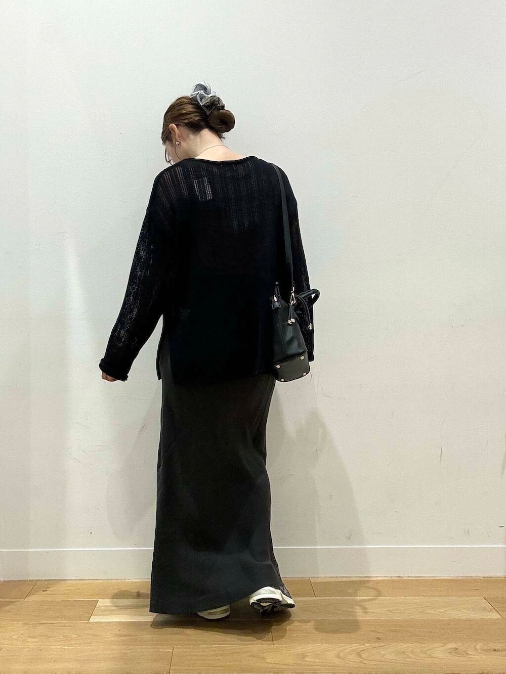 ブラウン系のタンクトップ、グレー系のスカート、ブラック系のボストンバッグを着用したレディースの秋コーディネートの6枚目の写真