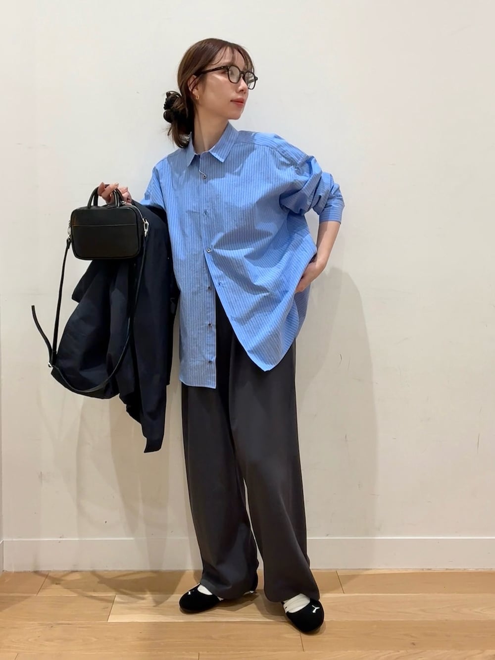 ブルー系のその他アウター、ホワイト系のタンクトップ、ブルー系のシャツ/ブラウスを着用したレディースの春コーディネートの3枚目の写真