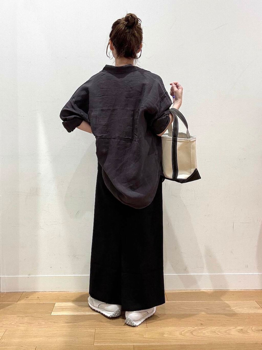 「トートバッグ、スニーカーコーデ、doors、ストレートスカート、モノトーンコーデ、メガネ女子、骨格ナチュラル、暑い、ナチュラル×イエベ春、ここでしか手に入らない別注アイテム、スタッフのこれ買いました、トレンドシアーアイテム、着回し力抜群シャツ」|えばみ。さん(レディース・160cm)の夏コーディネートの3枚目の写真