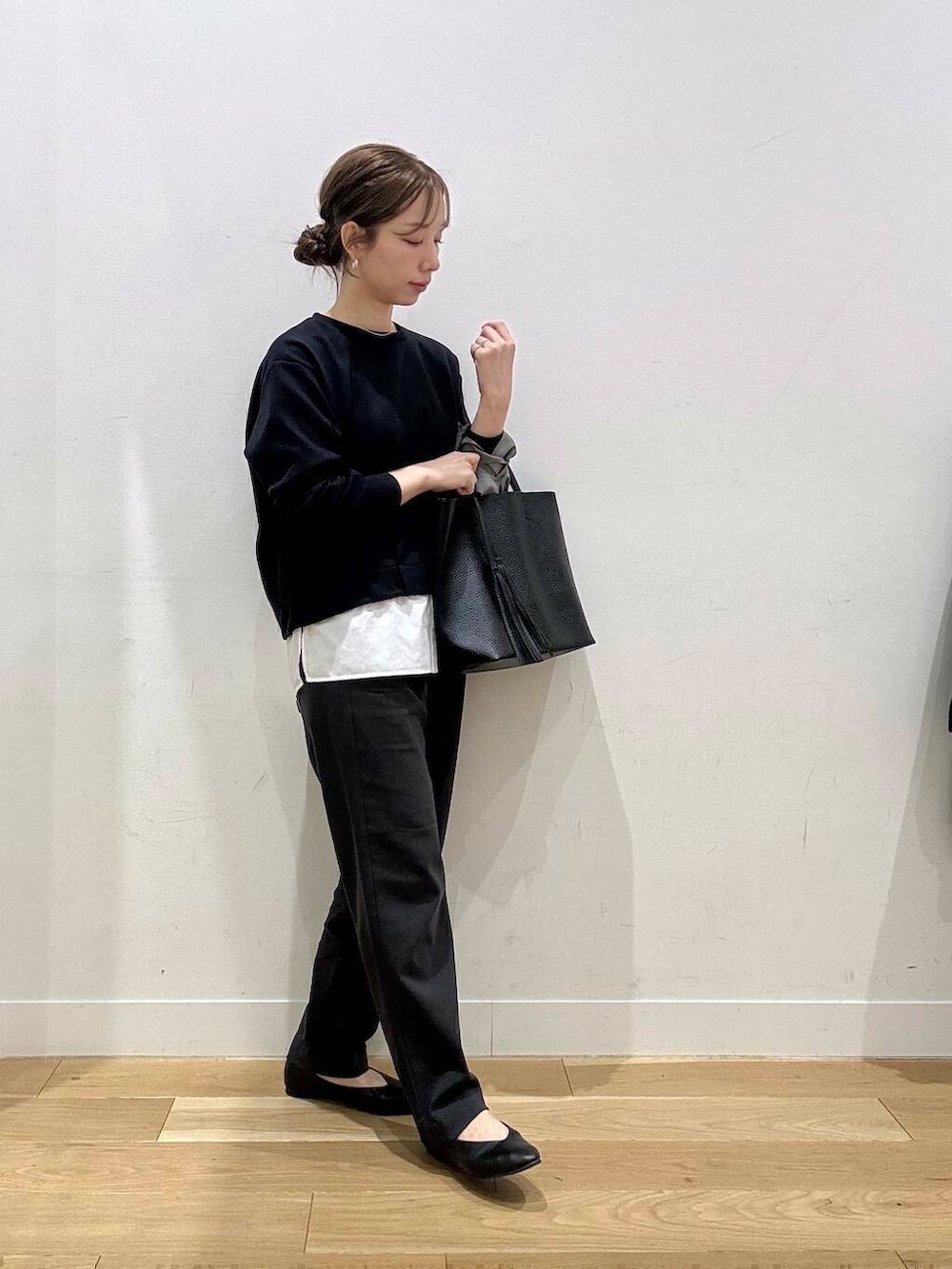 ブラック系のトートバッグ、ブラック系のパンプス、グレー系のエコバッグ/サブバッグを着用したレディースの冬コーディネートの6枚目の写真