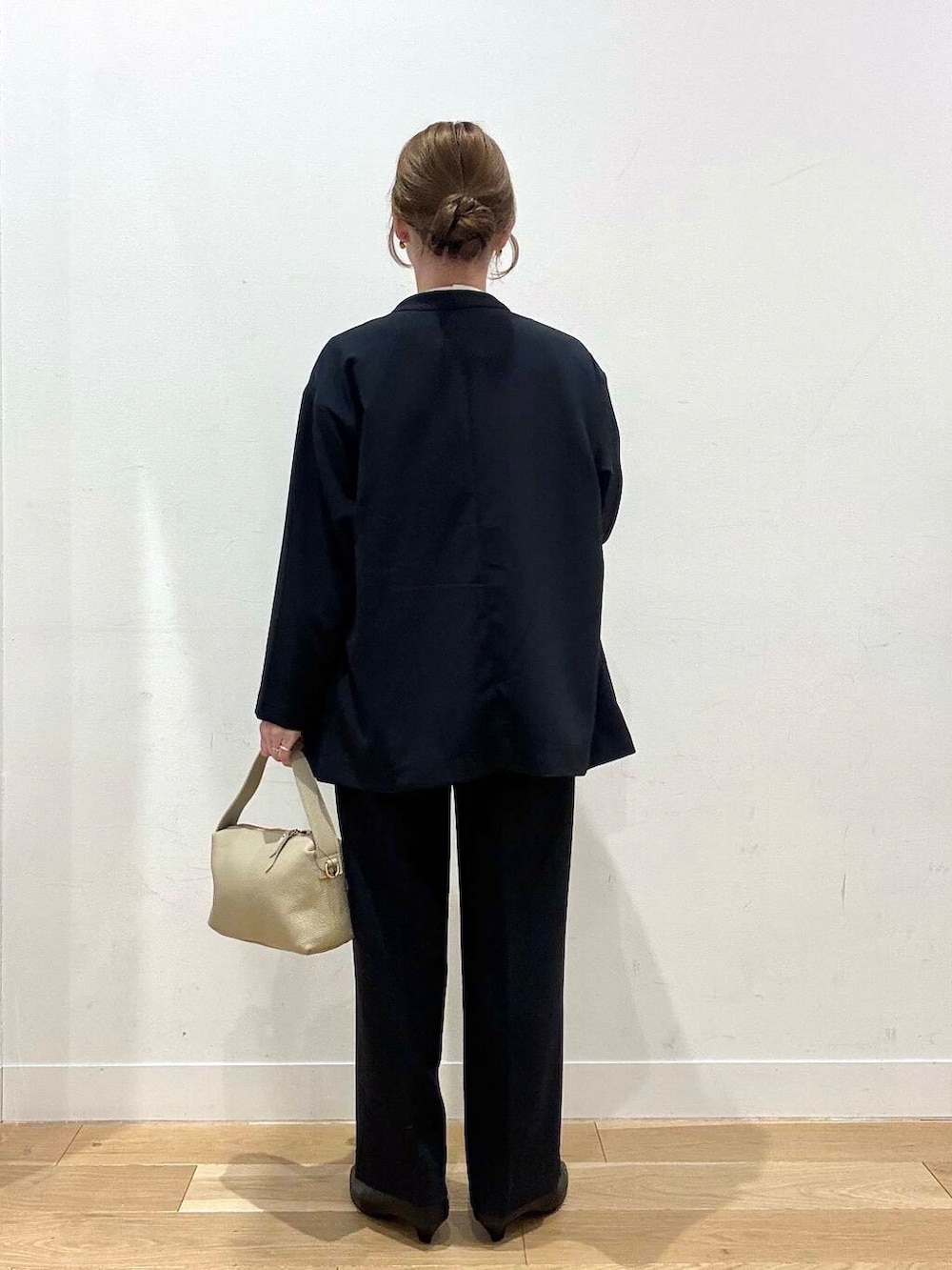 ホワイト系のショルダーバッグ、ブラック系のベスト、ホワイト系のシャツ/ブラウスを着用したレディースの冬コーディネートの9枚目の写真