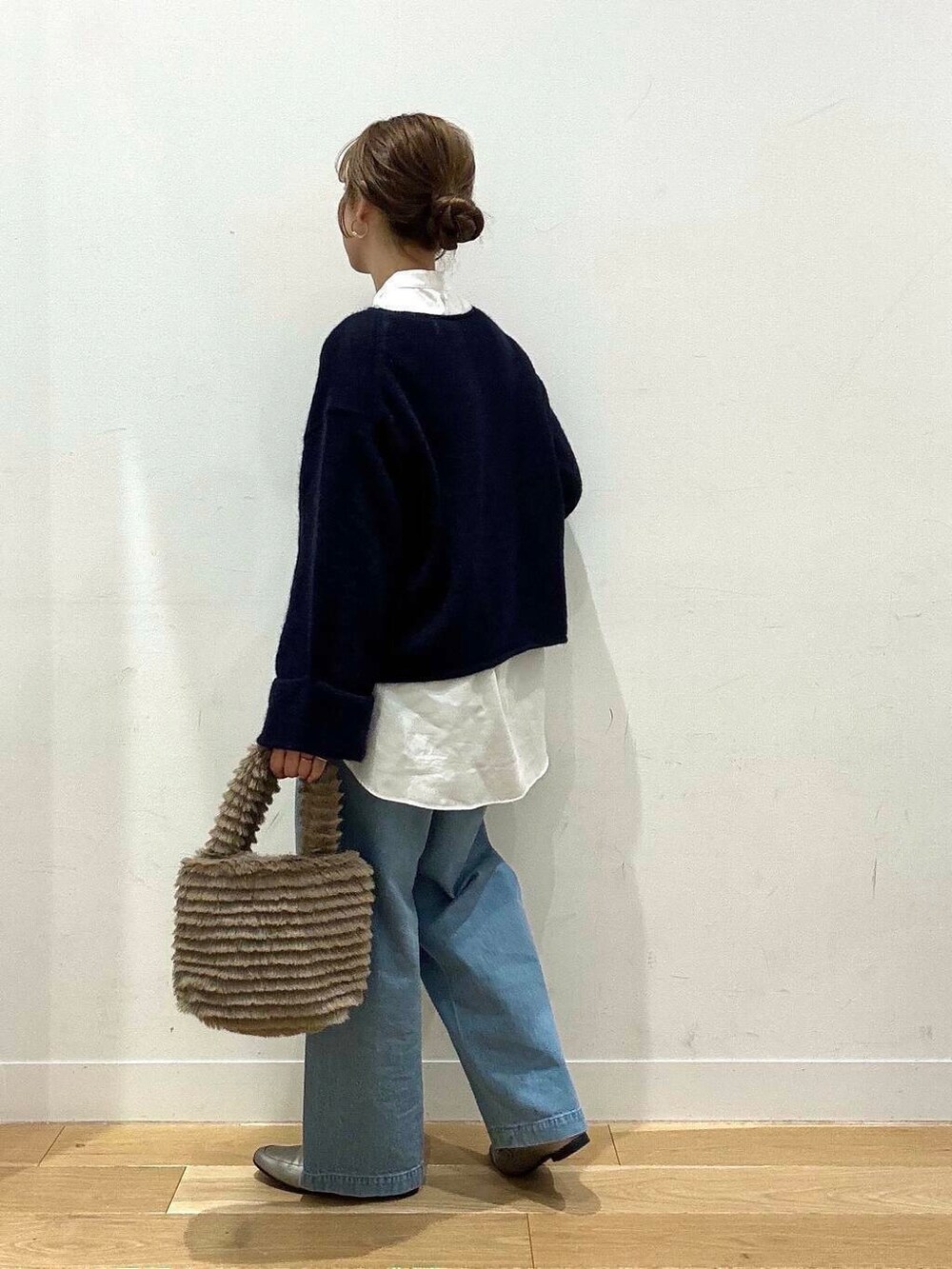 ホワイト系のシャツ/ブラウス、ブラウン系のその他アウター、シルバー系のローファーを着用したレディースの冬コーディネートの3枚目の写真