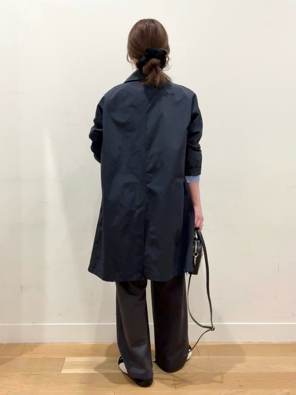 ブルー系のその他アウター、ホワイト系のタンクトップ、ブルー系のシャツ/ブラウスを着用したレディースの春コーディネートの2枚目の写真