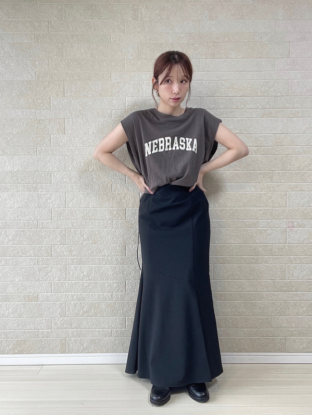 ブラック系のトートバッグ、ブラック系のスカート、ブラック系のサンダルを着用したレディースの春コーディネートの3枚目の写真