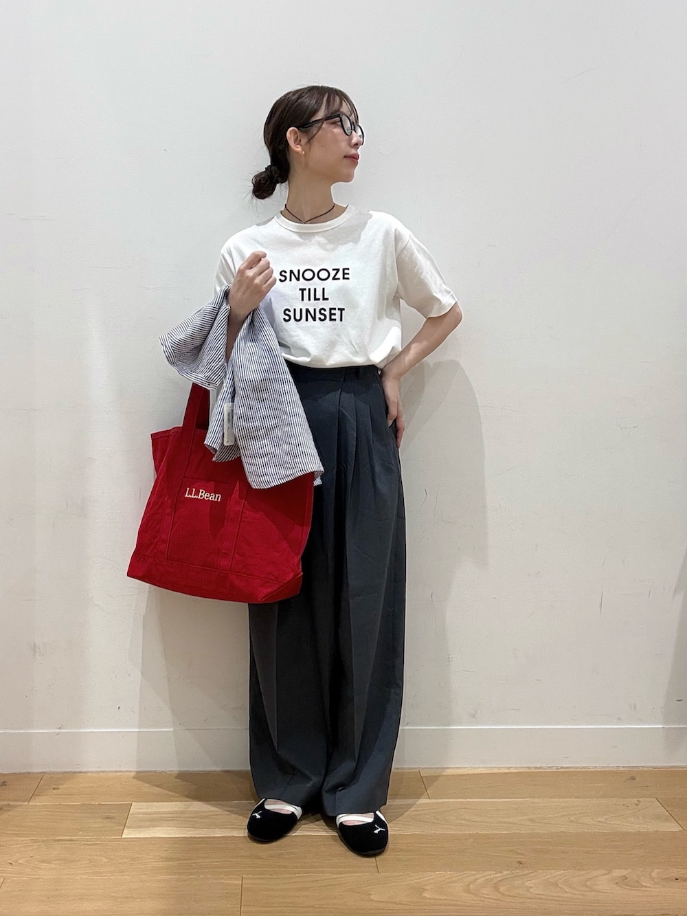 ブルー系のシャツ/ブラウス、レッド系のトートバッグ、その他のTシャツ/カットソーを着用したレディースの春コーディネートの4枚目の写真