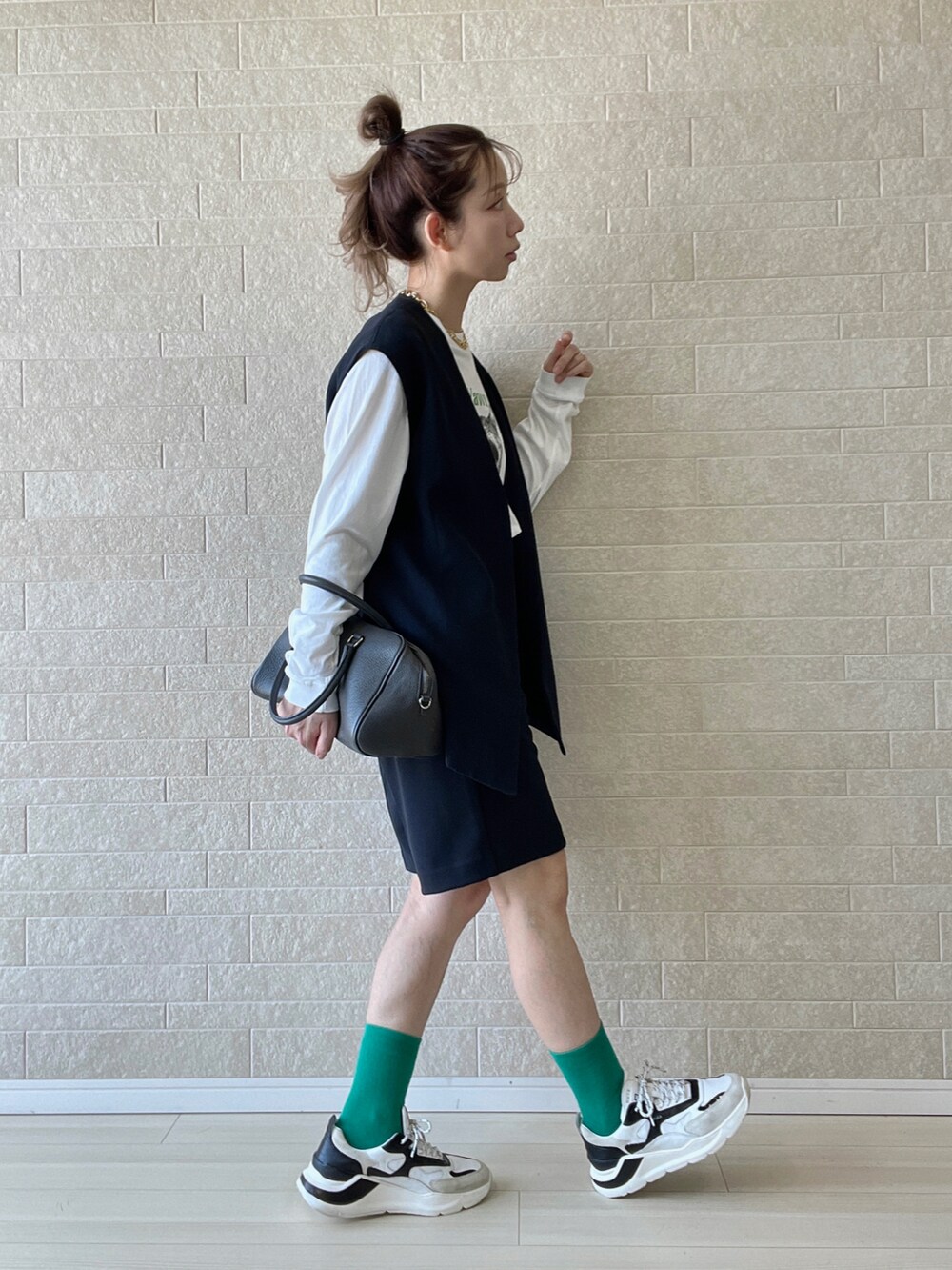 ホワイト系のTシャツ/カットソー、ブラック系のその他パンツ、ブラック系のベストを着用したレディースの夏コーディネートの3枚目の写真