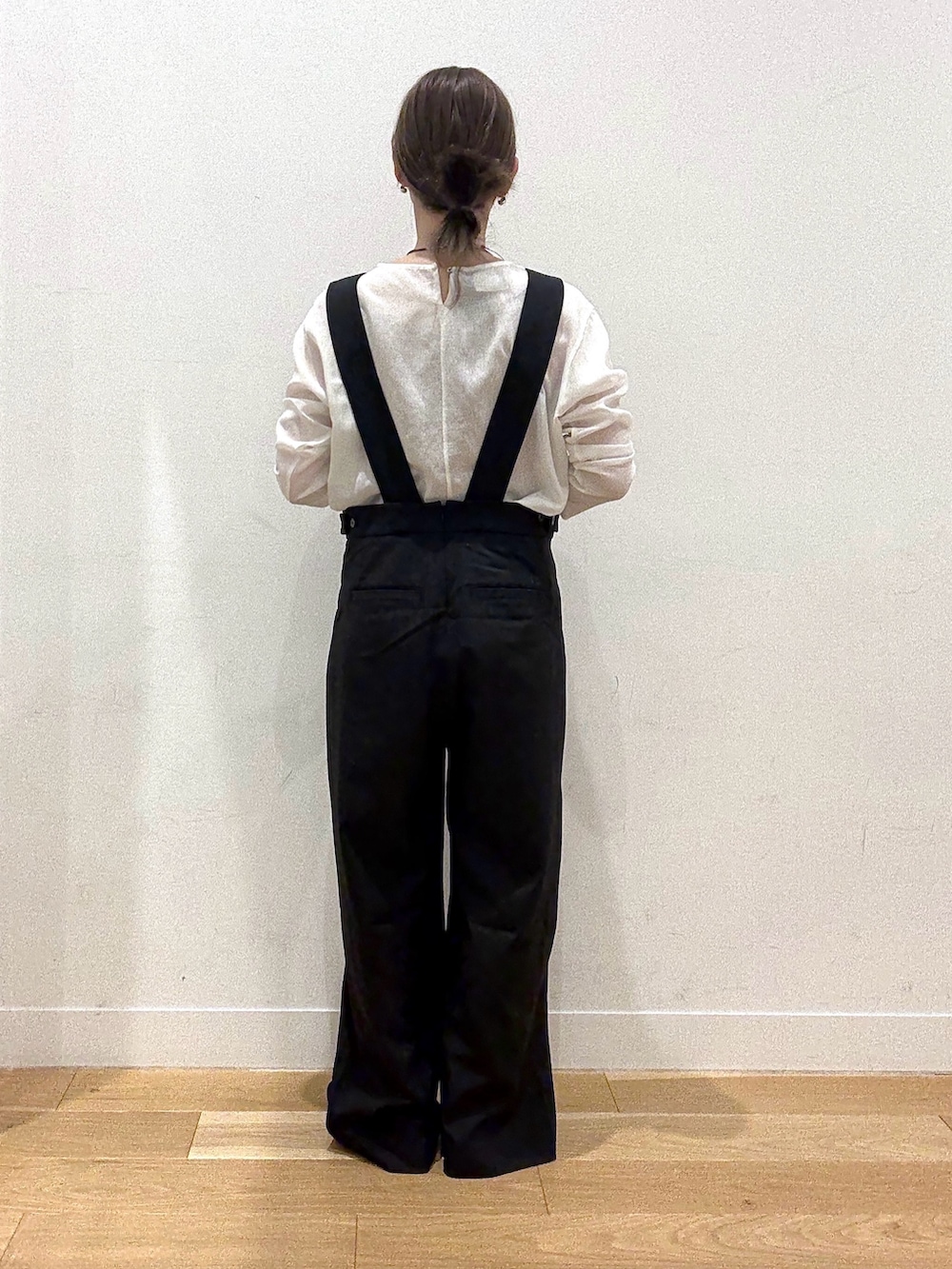 ブラウン系のカーディガン/ボレロ、ホワイト系のシャツ/ブラウス、ブラック系のワンピースを着用したレディースの秋コーディネートの6枚目の写真