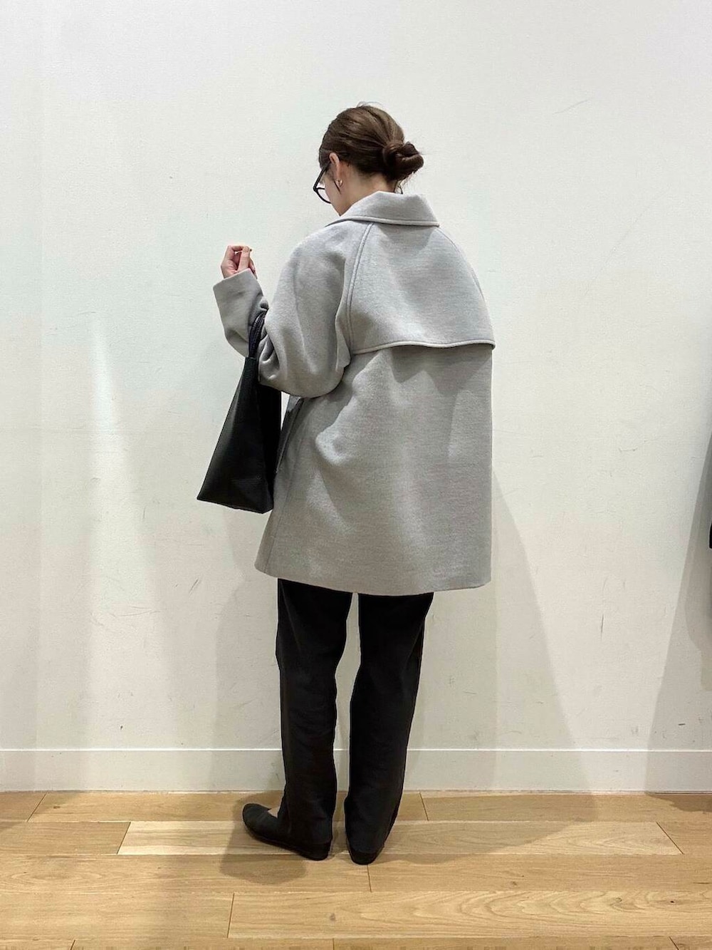 ブラック系のトートバッグ、ブラック系のパンプス、グレー系のエコバッグ/サブバッグを着用したレディースの冬コーディネートの4枚目の写真