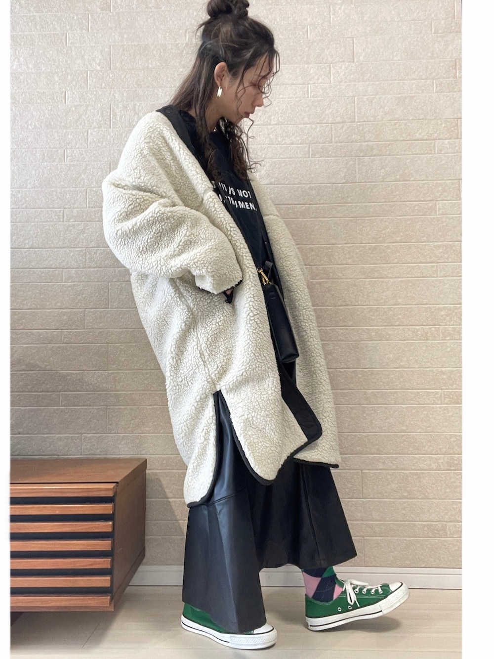 「コンバース、ロゴT、グリーン、レザースカート、モノトーン、リバーシブルコート、FORK&SPOON、キルティングコート、マーメイドスカート、ミニバッグ、URBAN RESEARCH DOORS、PR、ボアコート、チェック柄に恋してる」｜「FORK&SPOONのFORK&SPOON　リバーシブルボアロングコート（ノーカラージャケット、ホワイト系）」を使った、えばみ。さん（レディース・160cm）の秋コーディネートの2枚目の写真
