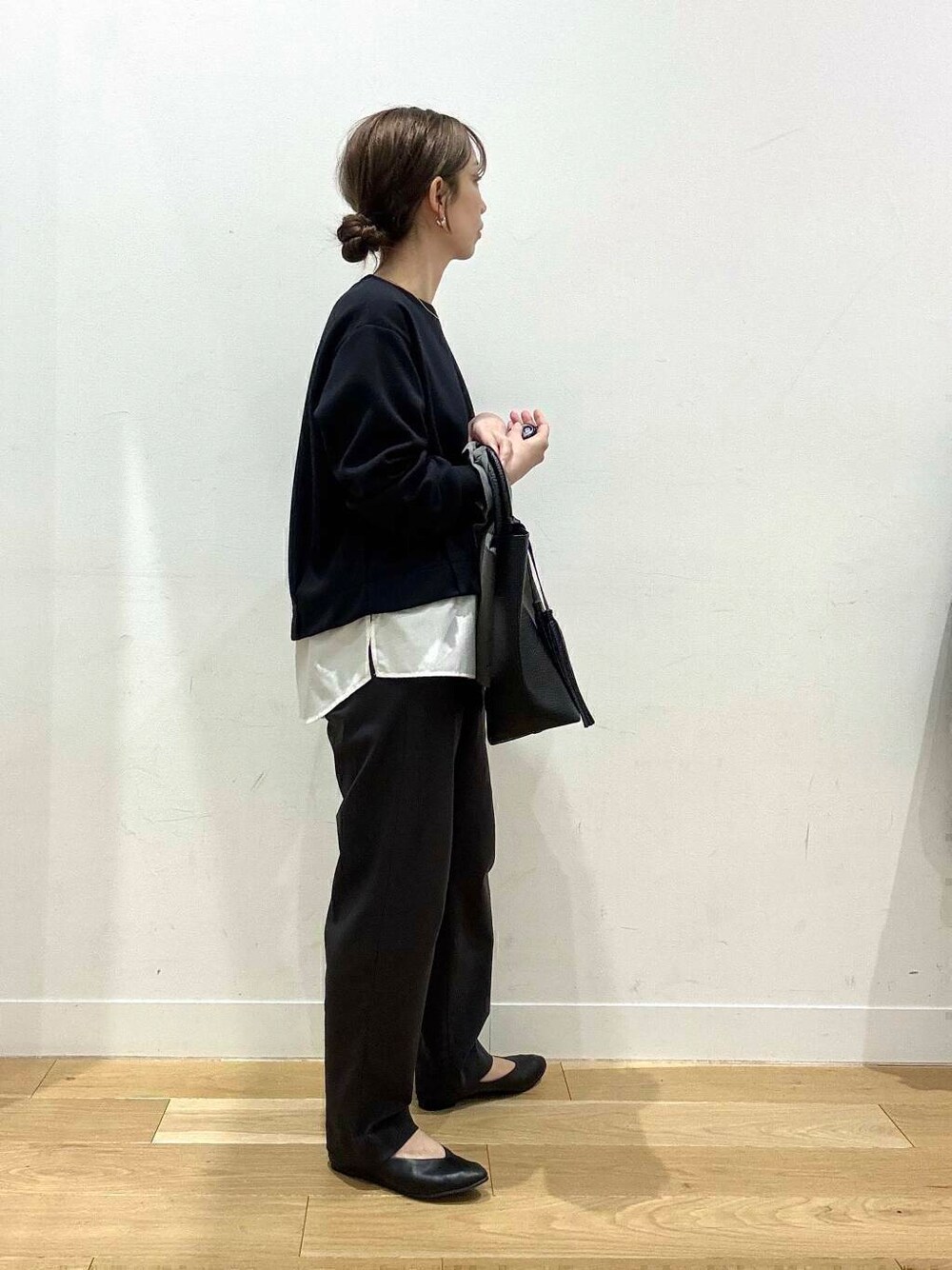 ブラック系のトートバッグ、ブラック系のパンプス、グレー系のエコバッグ/サブバッグを着用したレディースの冬コーディネートの7枚目の写真