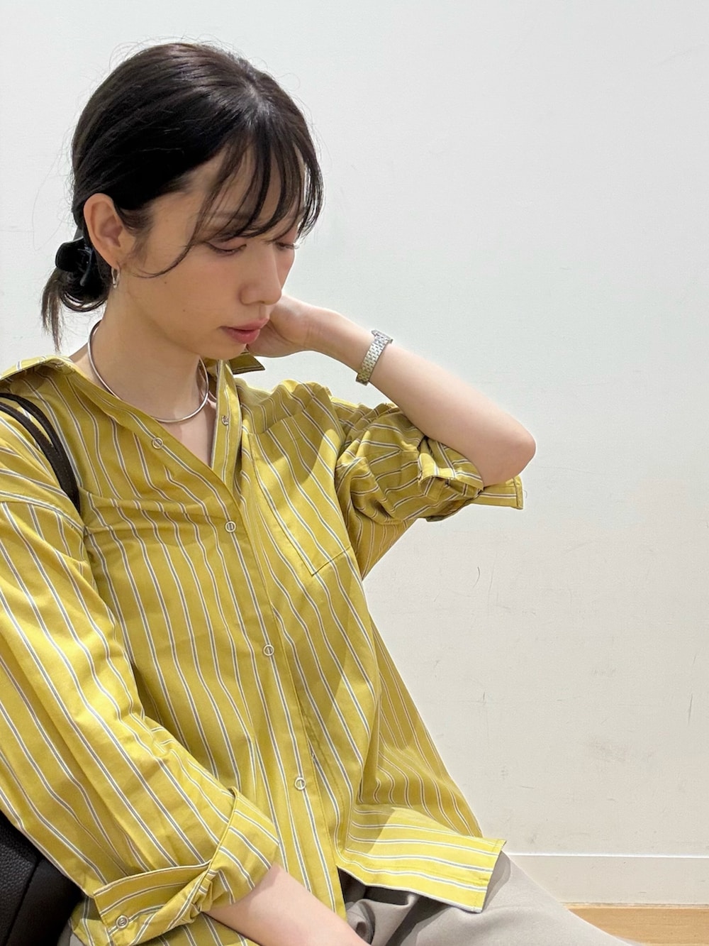 イエロー系のシャツ/ブラウス、ベージュ系のその他パンツ、ブラウン系のサンダルを着用したレディースの夏コーディネートの4枚目の写真